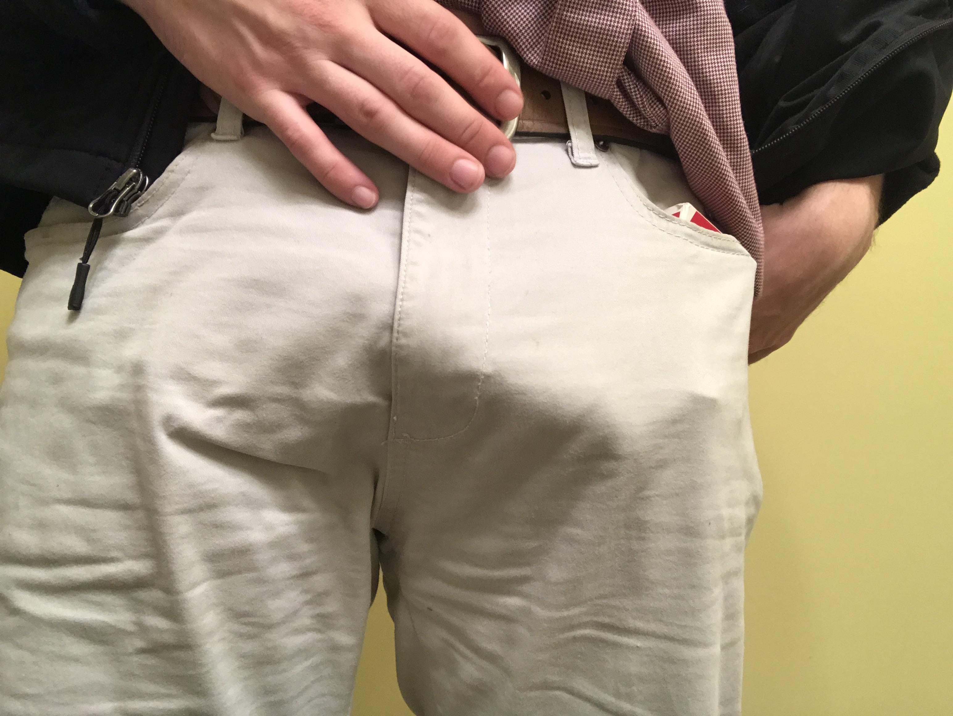 Rub me through my pants r/Bulges