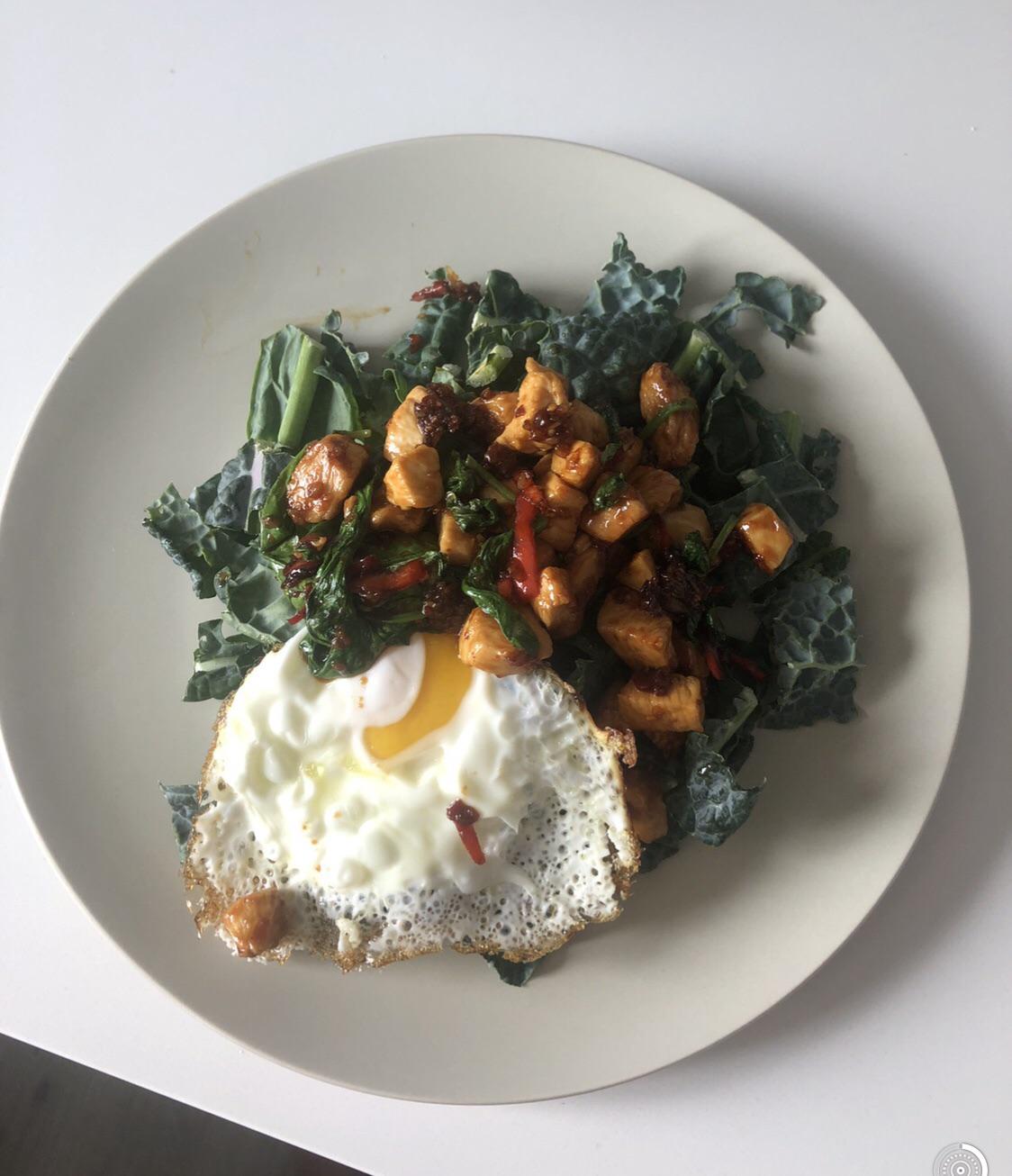 Thai basil chicken with fried egg over kale 350 cals r/1200isplenty
