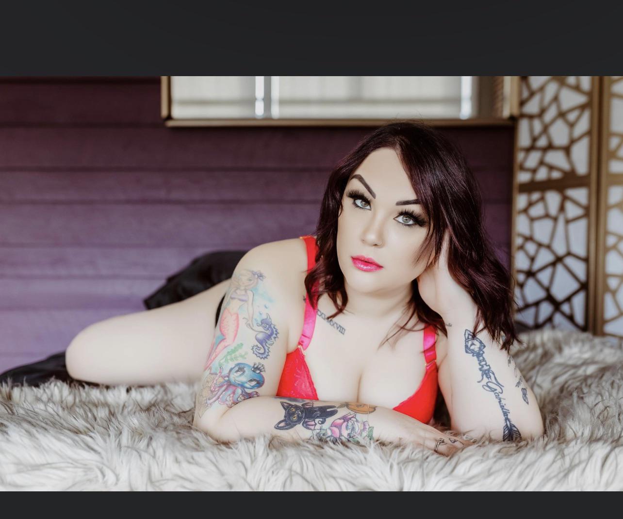 Tatted milfs are more fun naked : BreedingMaterial