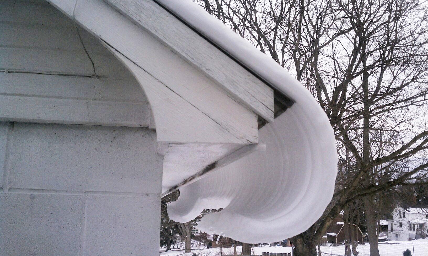 Snow melting off my garage's roof r/interestingasfuck