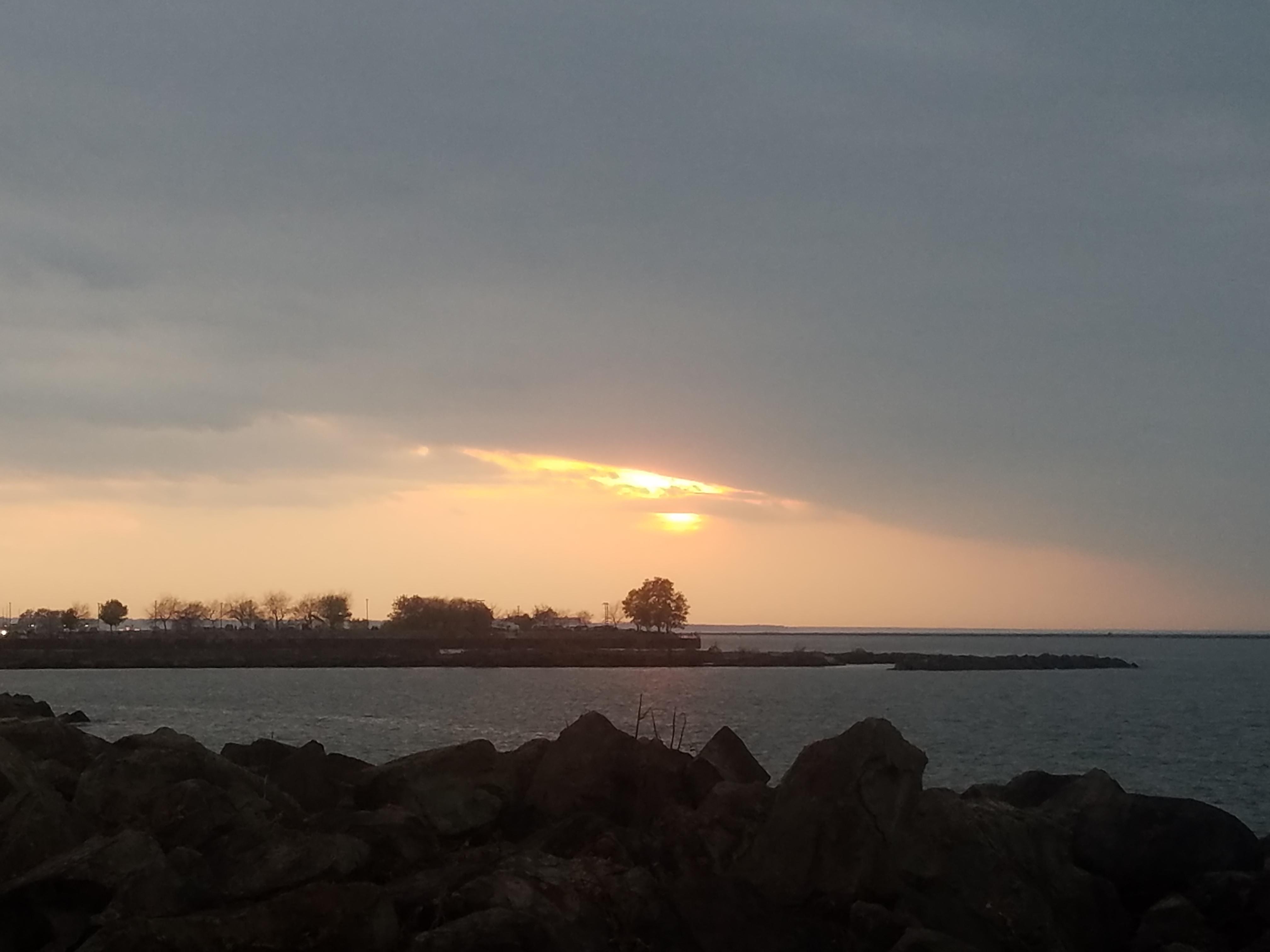 Sunset over Lake Erie. Cleveland, Ohio. [OC] [4032x3024] r/EarthPorn