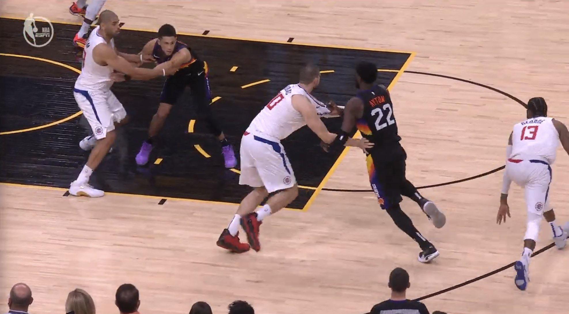 shouldn’t this be an offensive foul? r/LAClippers