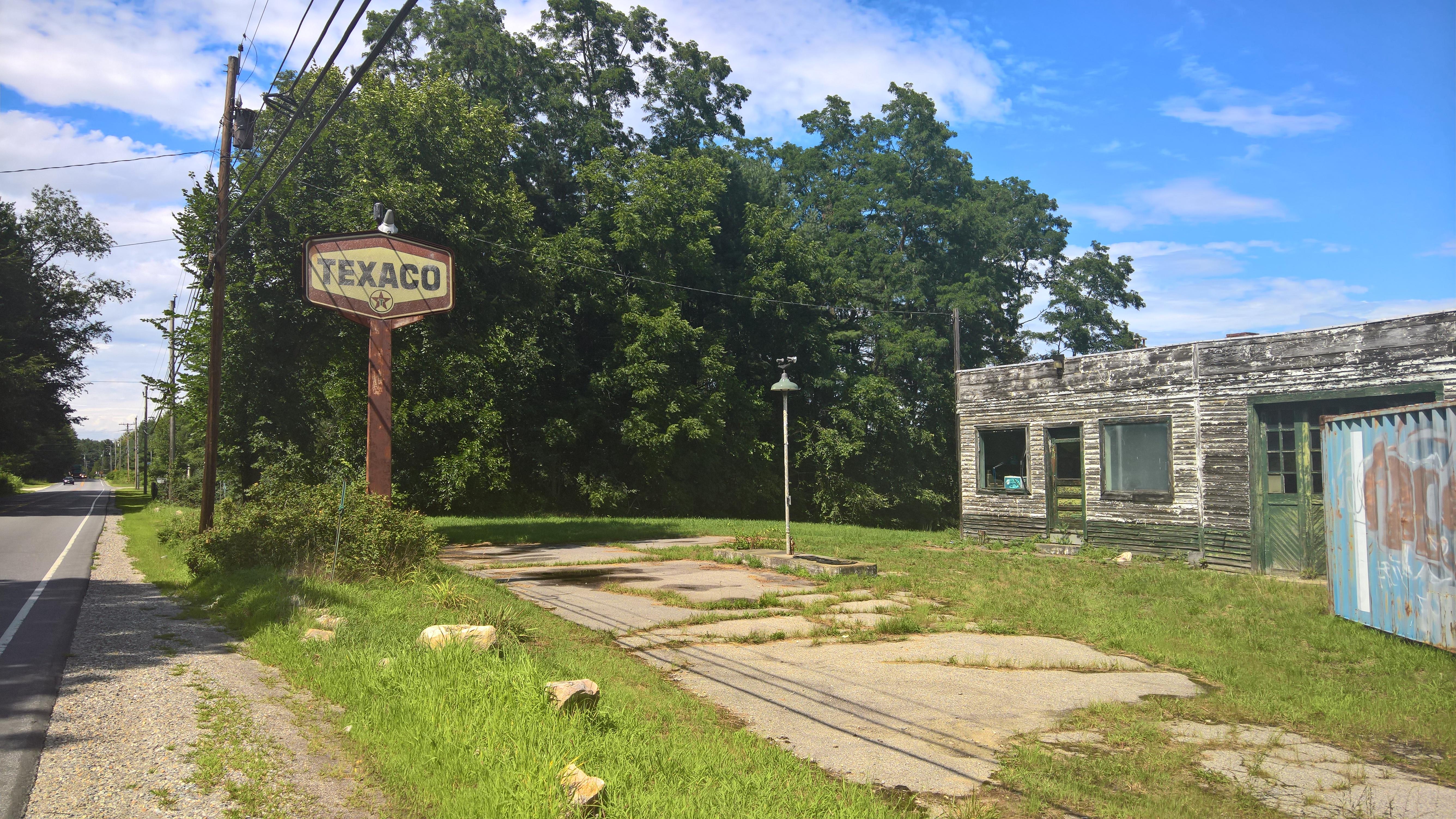 Ancient Texaco gas station in New Hampshire [OC][5344 x 3008] r