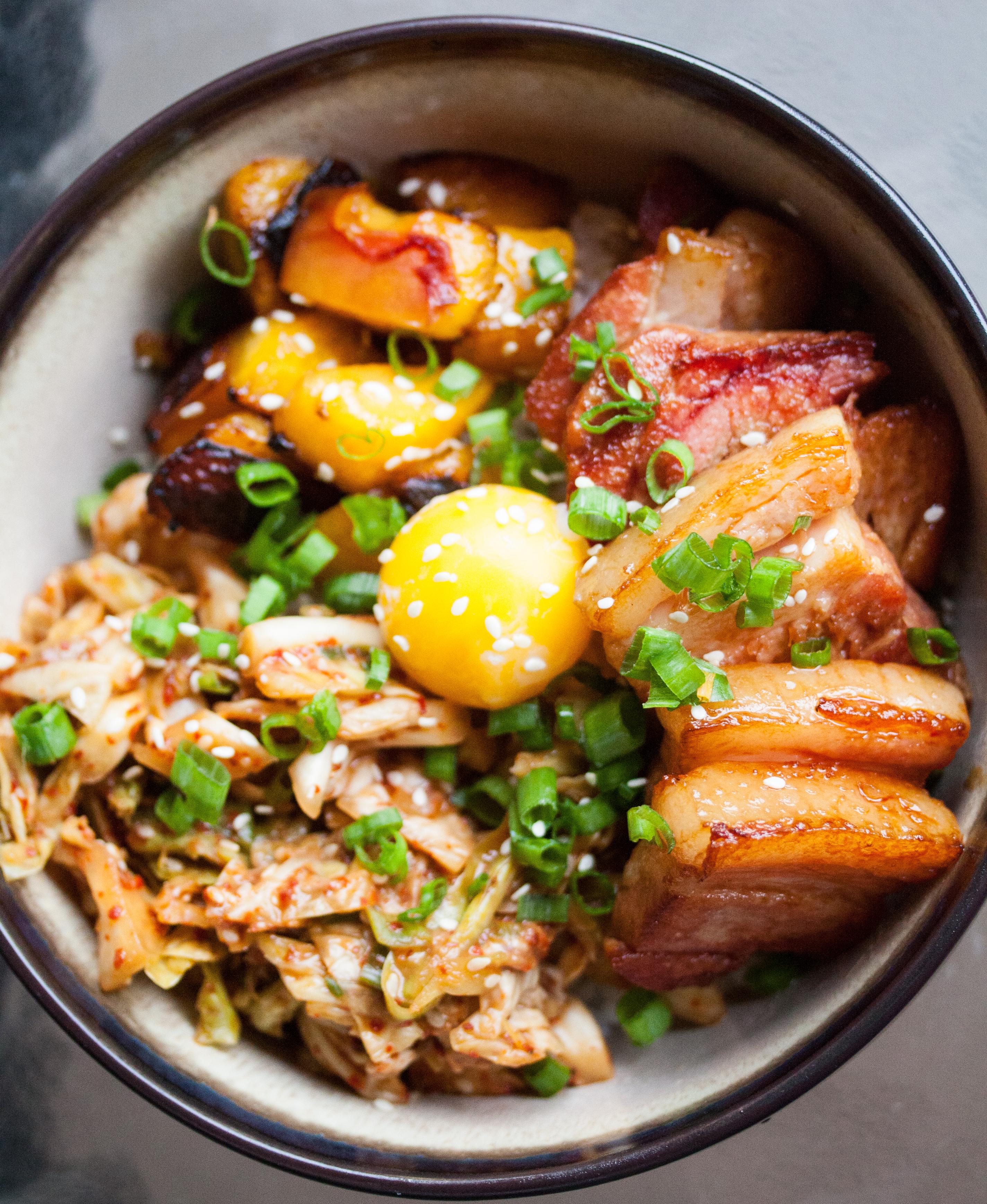 [Homemade]Rice Bowl with Sous Vide Pork Belly, Kimchi, Grilled Peaches
