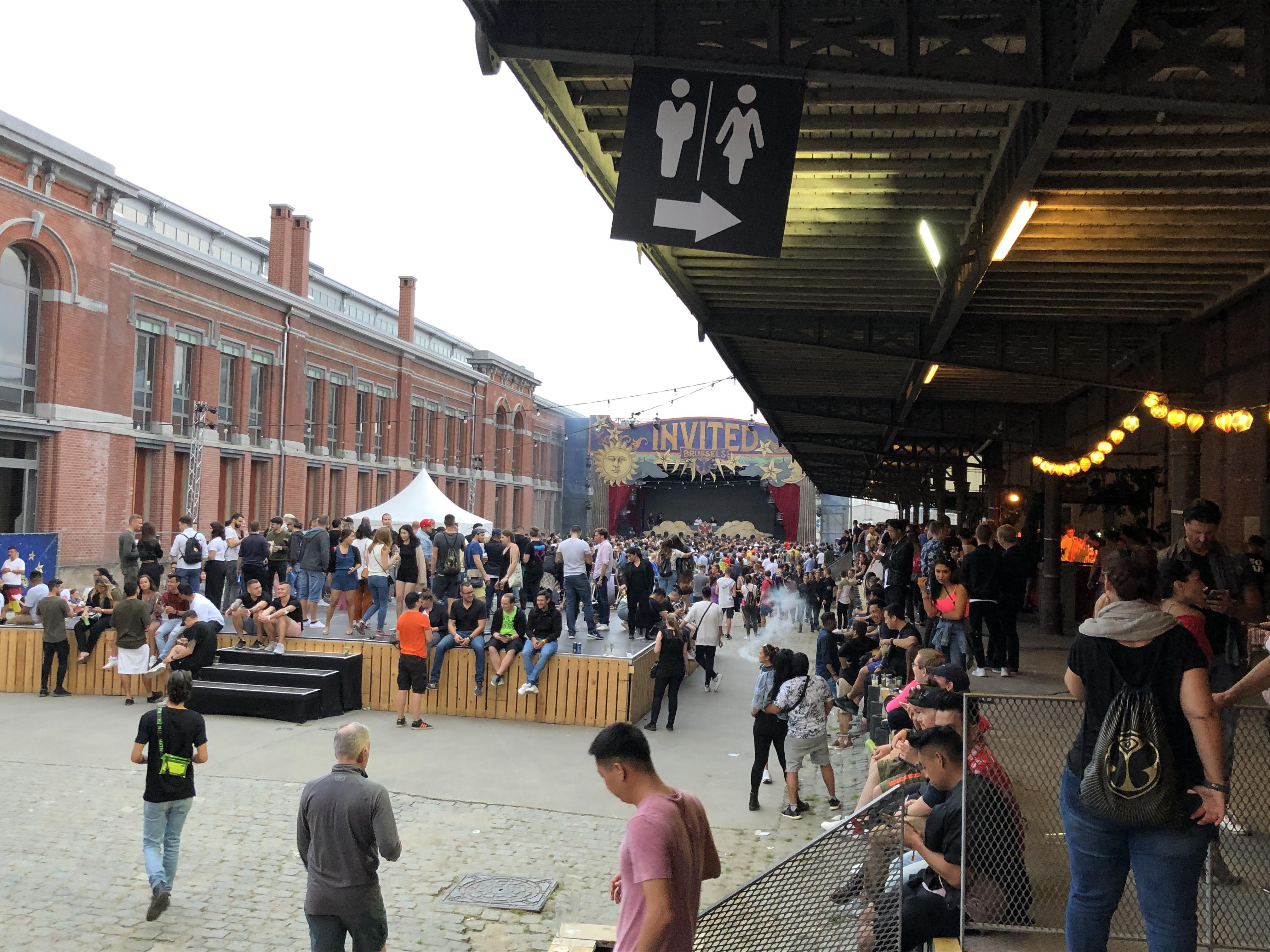 Speakers, visuals, and overhead lights by the stage all just blew