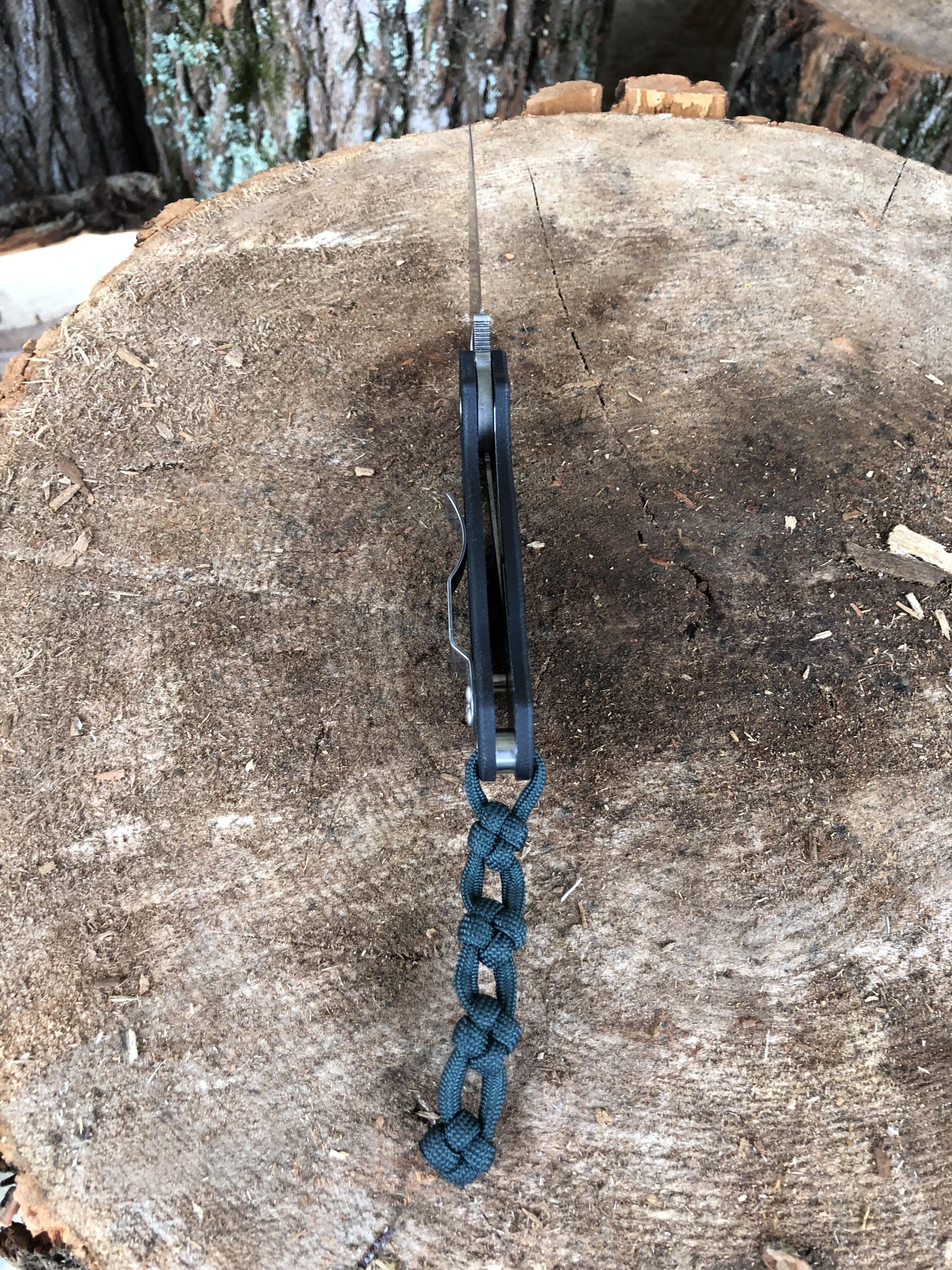 Made a crown knot lanyard for my knife. r/paracord