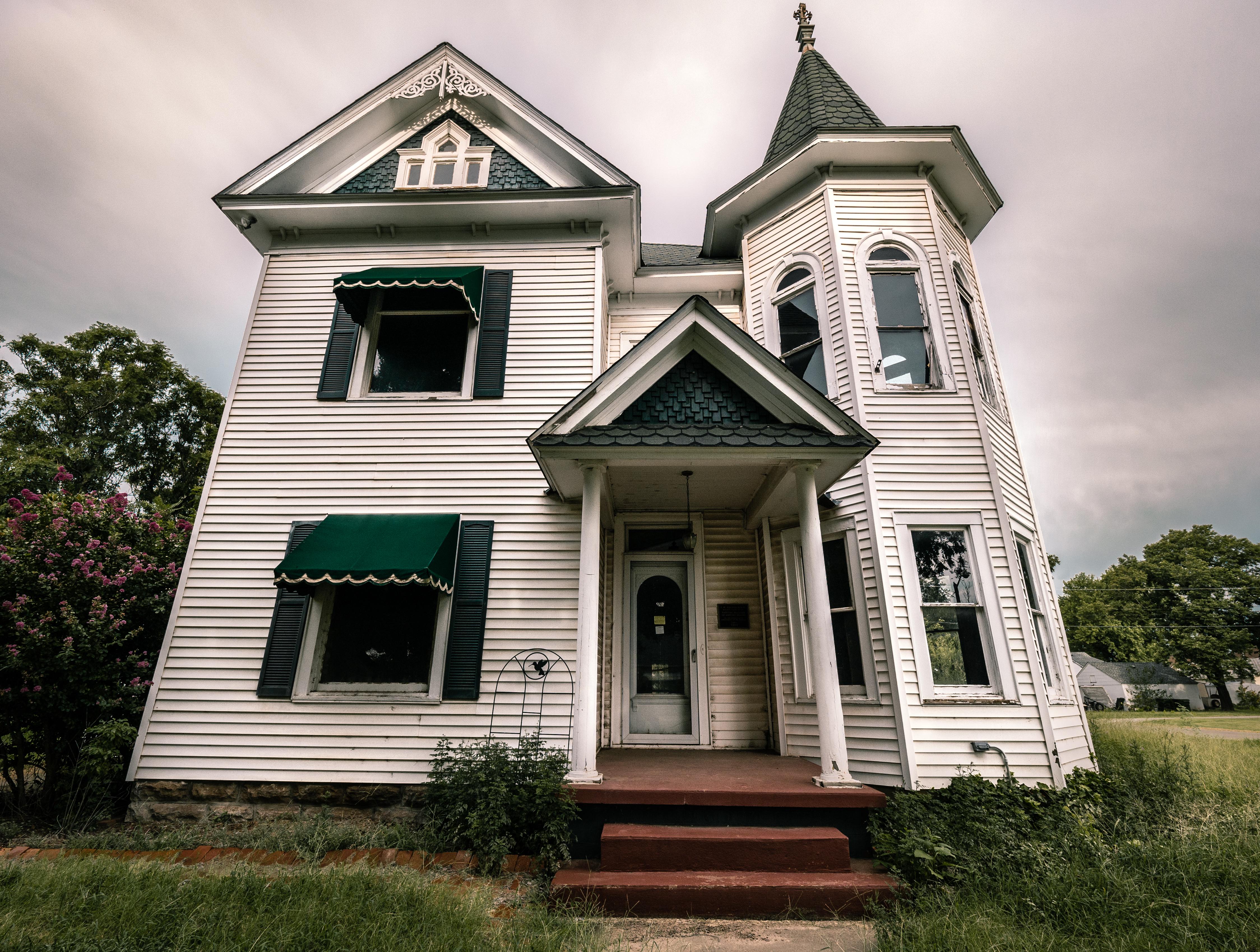 John Henry Wagner's vacant 1903 Victorian Home in Watonga, Oklahoma