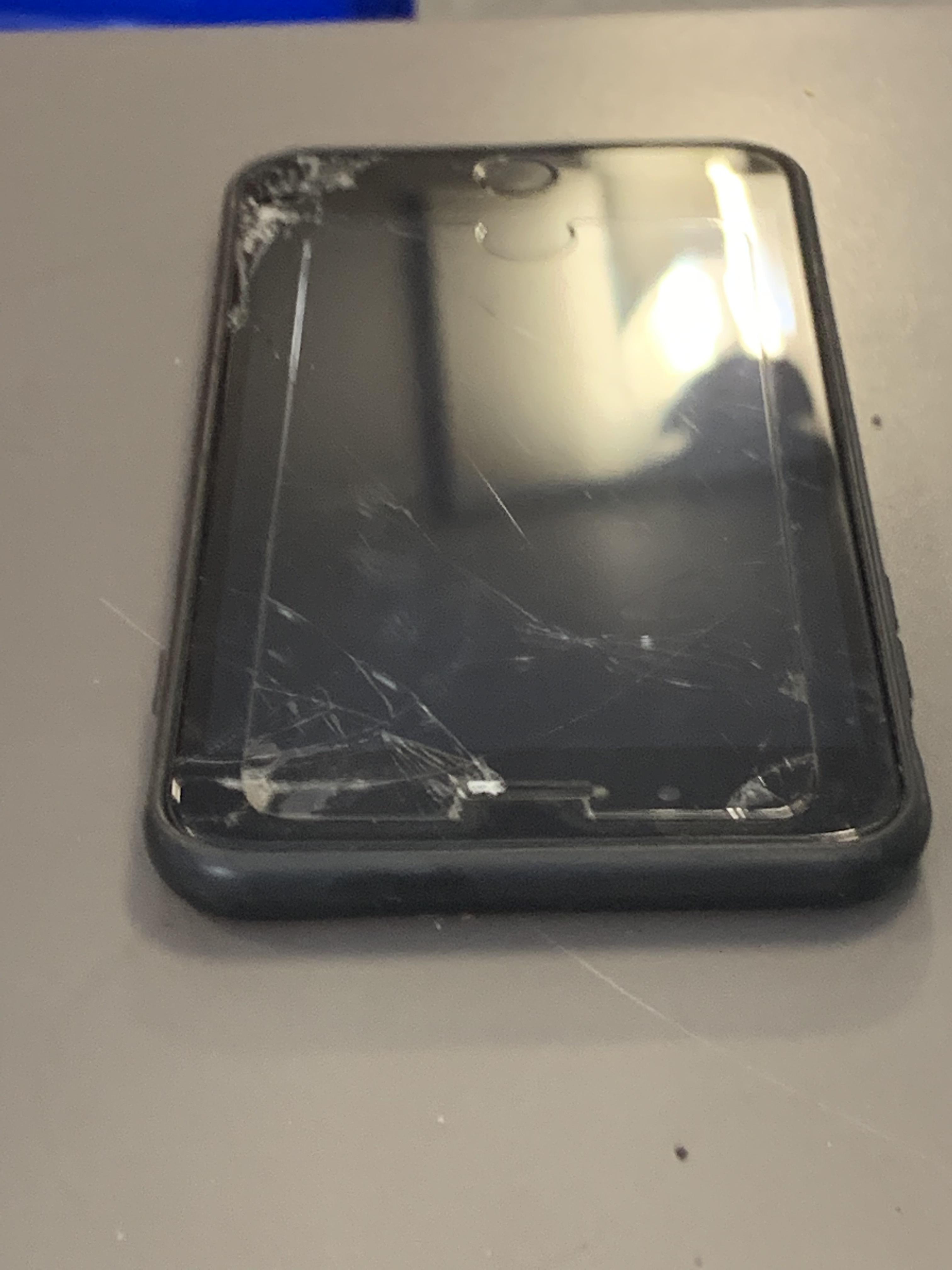 I dont think he knows how screen protectors work r/techsupportgore