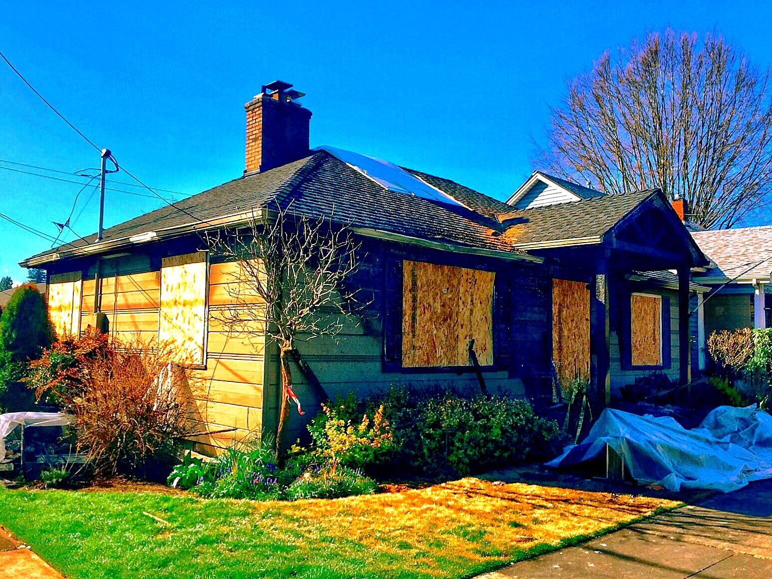 Abandoned house in Portland, Oregon with fire damage [600X800] [OC