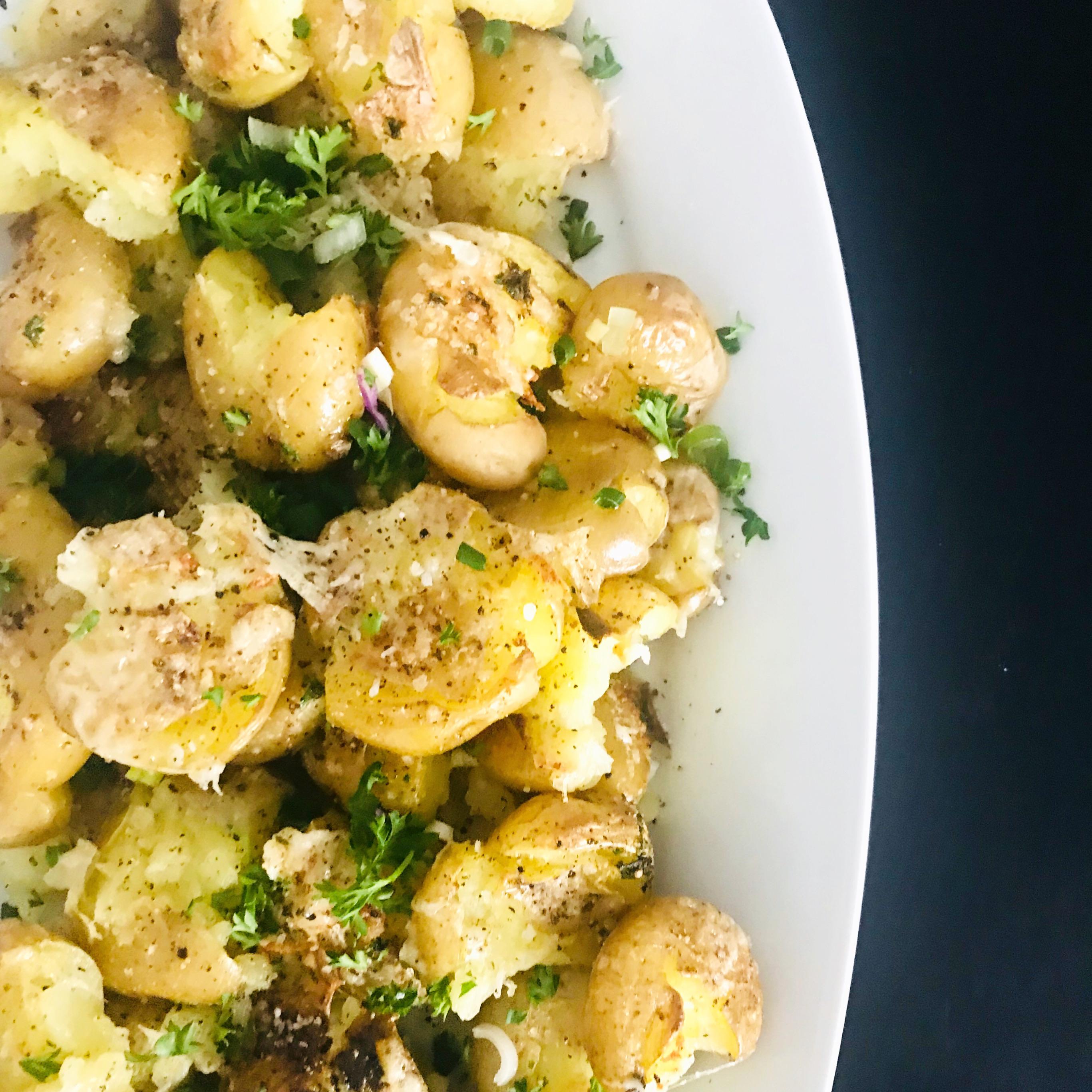 Truffle Parmesan Garlic Butter Smashed Baby Potatoes r/tonightsdinner