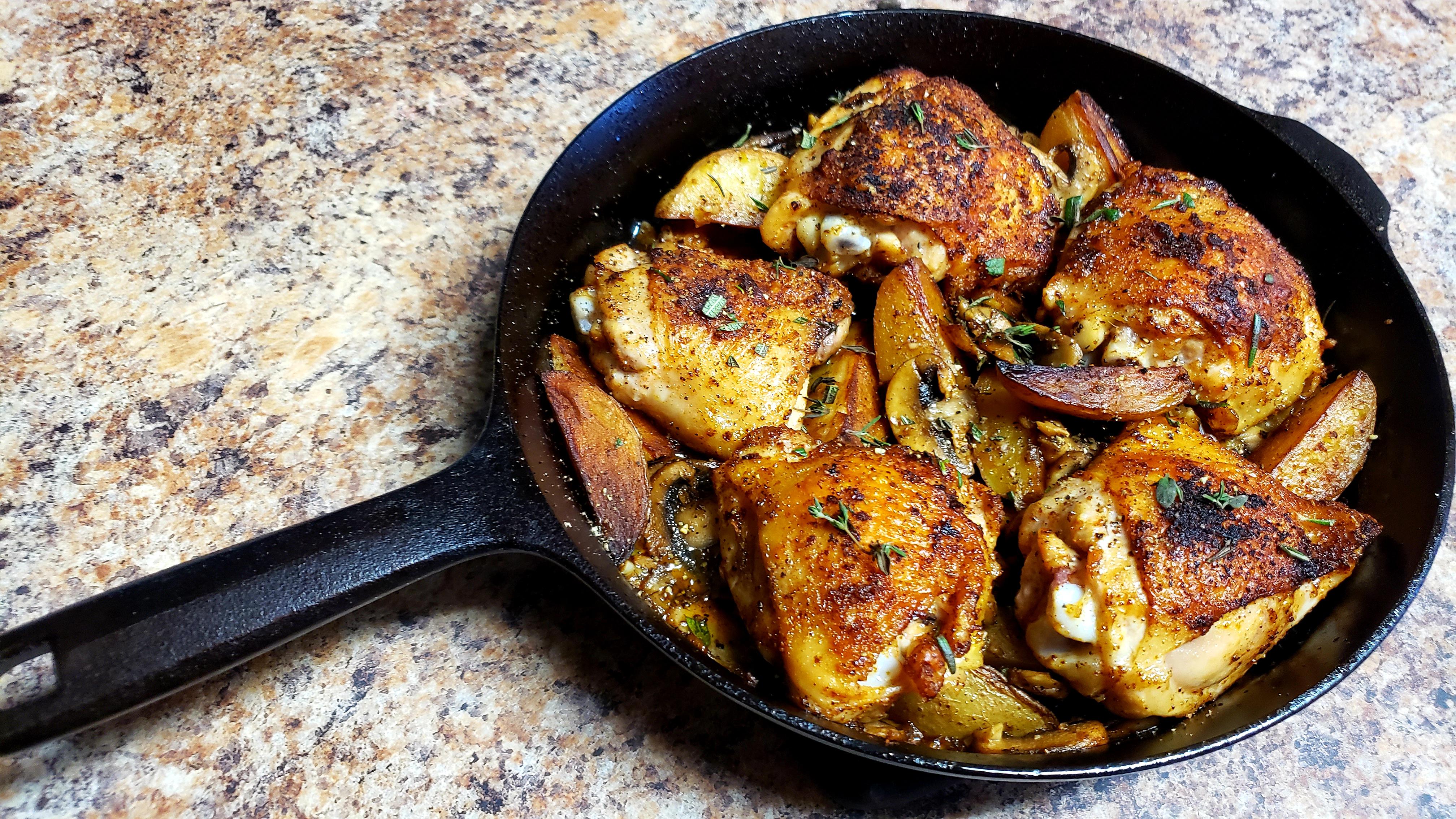 [Homemade] Chicken thighs with yukon gold potatoes, garlic and