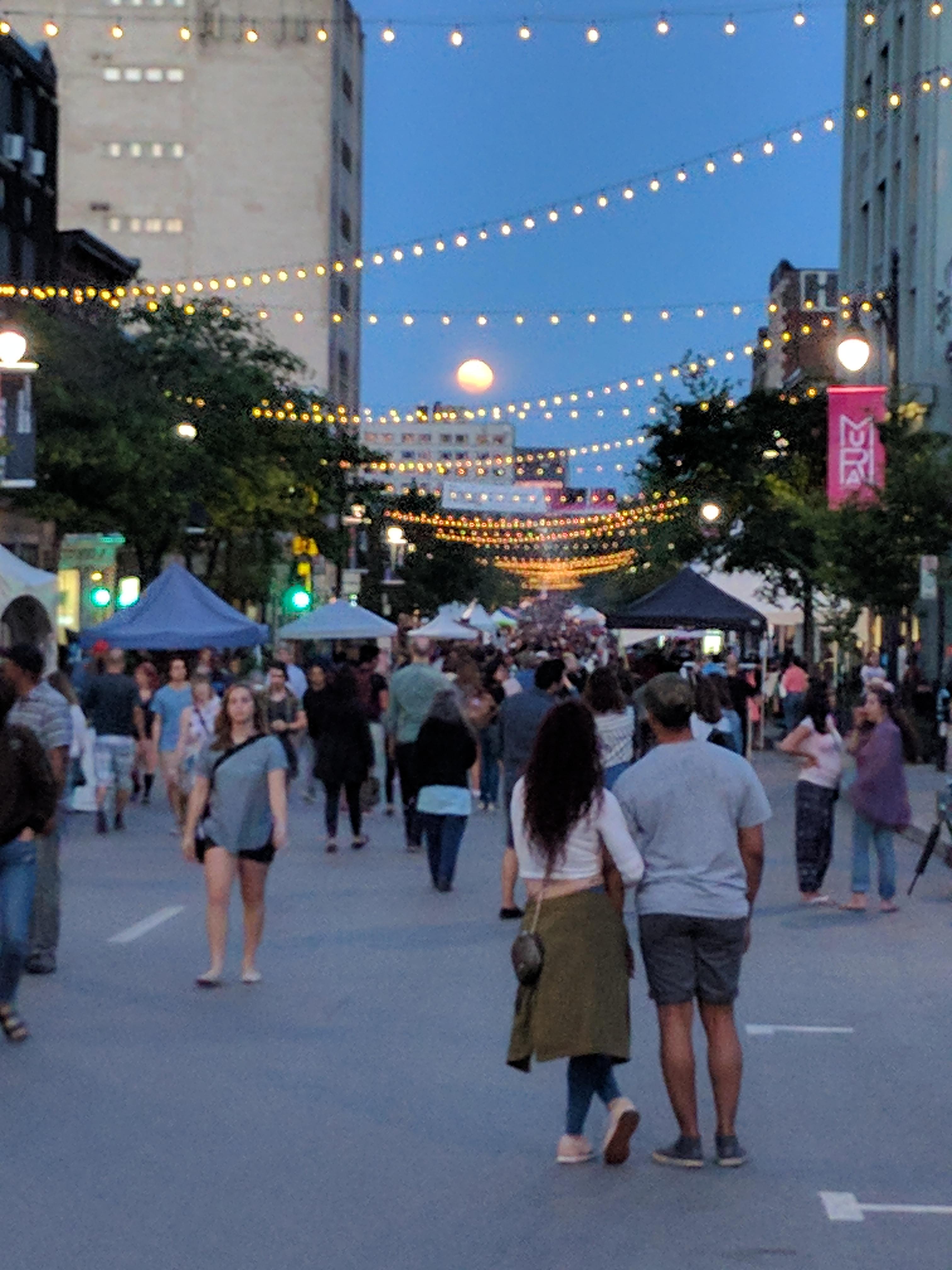 Rue St Laurent, Montreal (sorry for the potato quality) r/montreal
