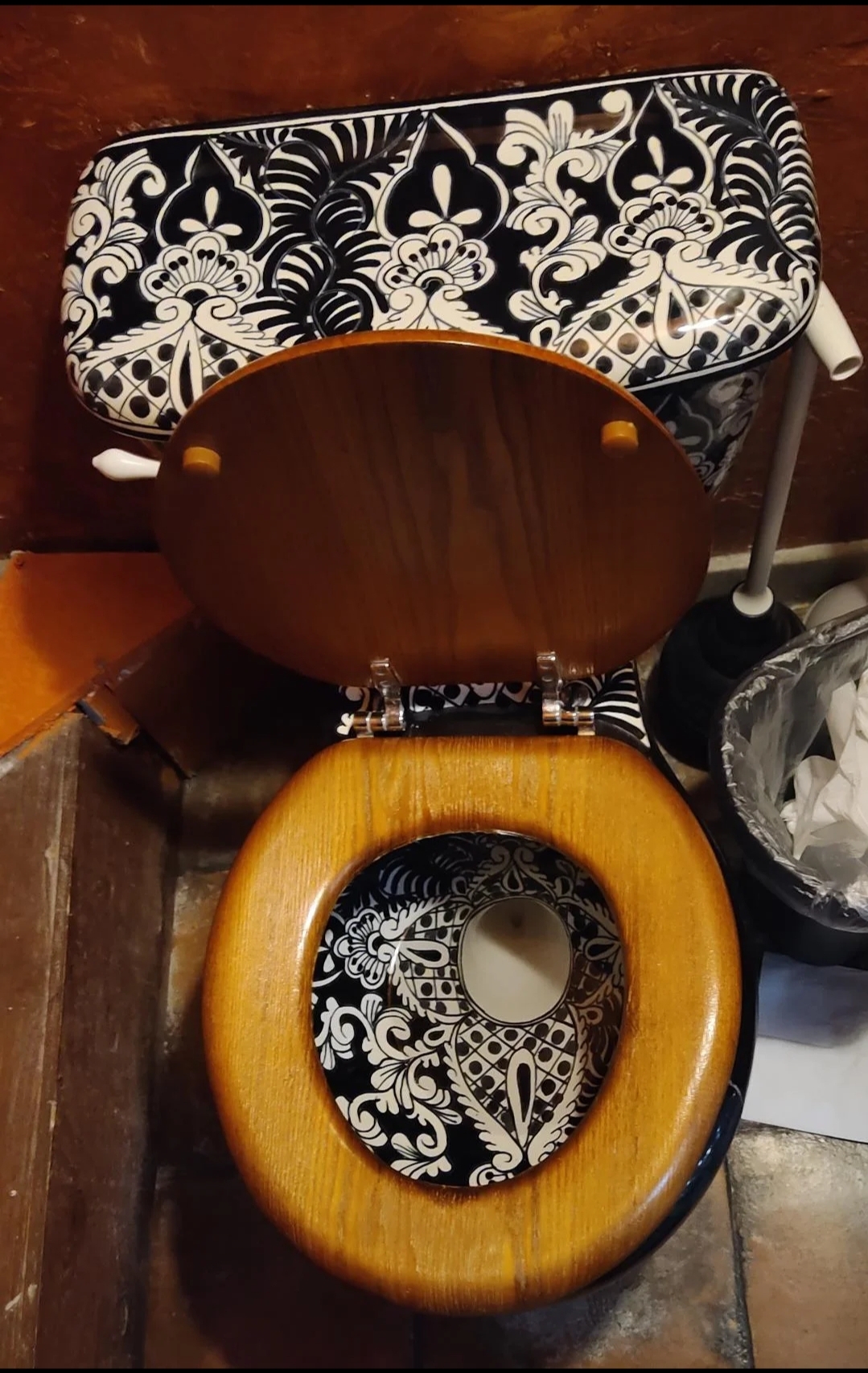 This decorative toilet r/ofcoursethatsathing