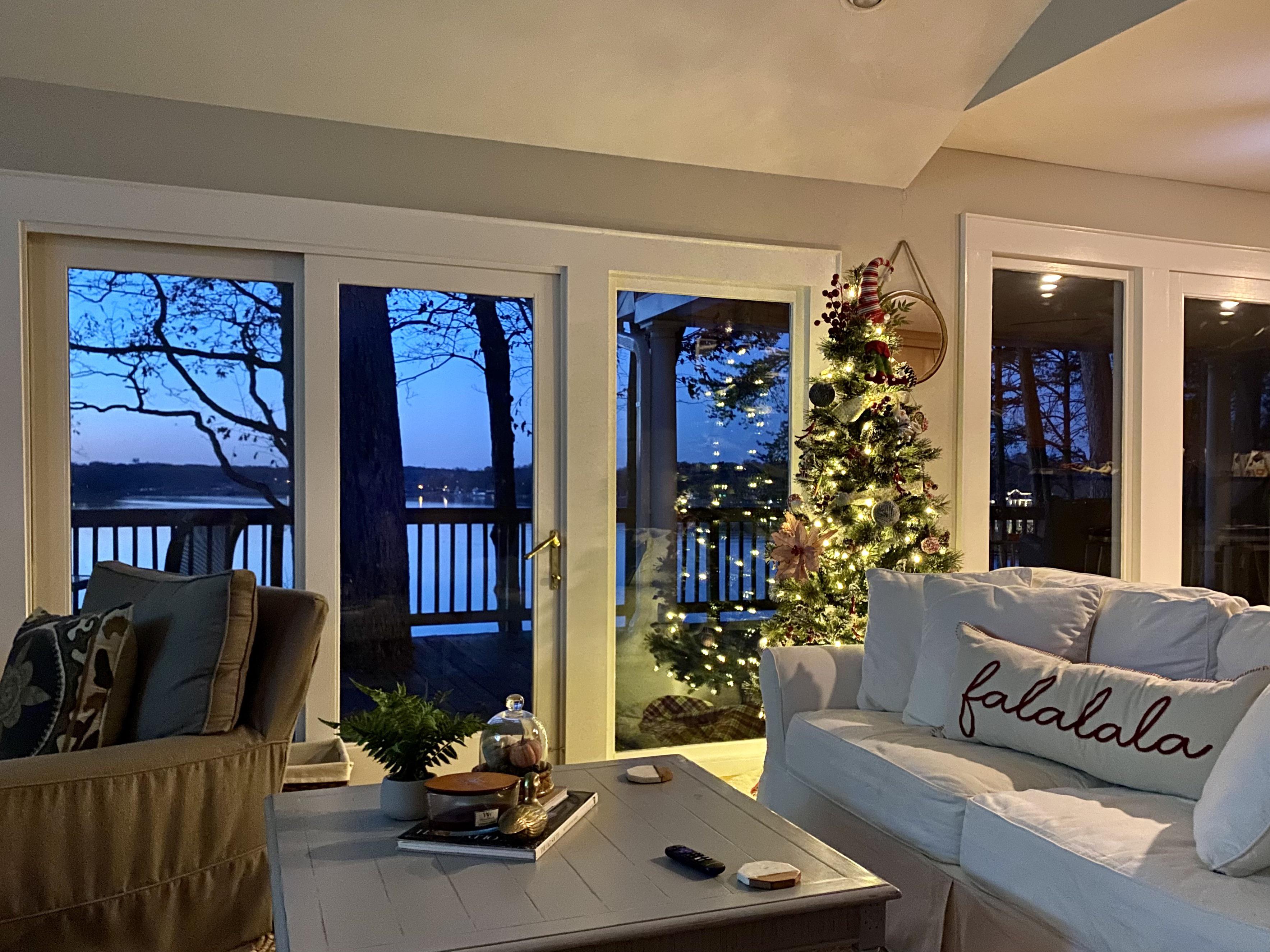 Cozy night at our lake house r/CozyPlaces