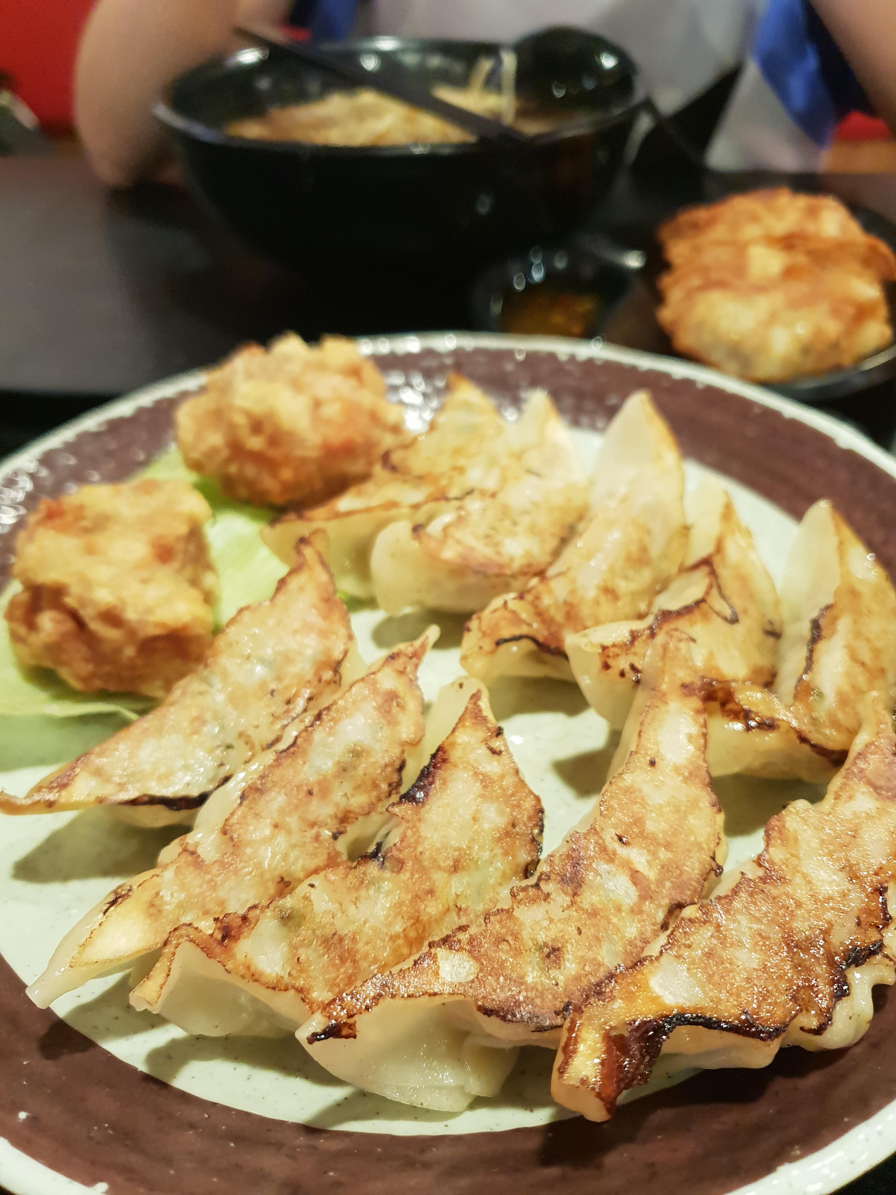 Pan fried gyoza and chicken (Ajisen Ramen, Singapore) r/FoodPorn