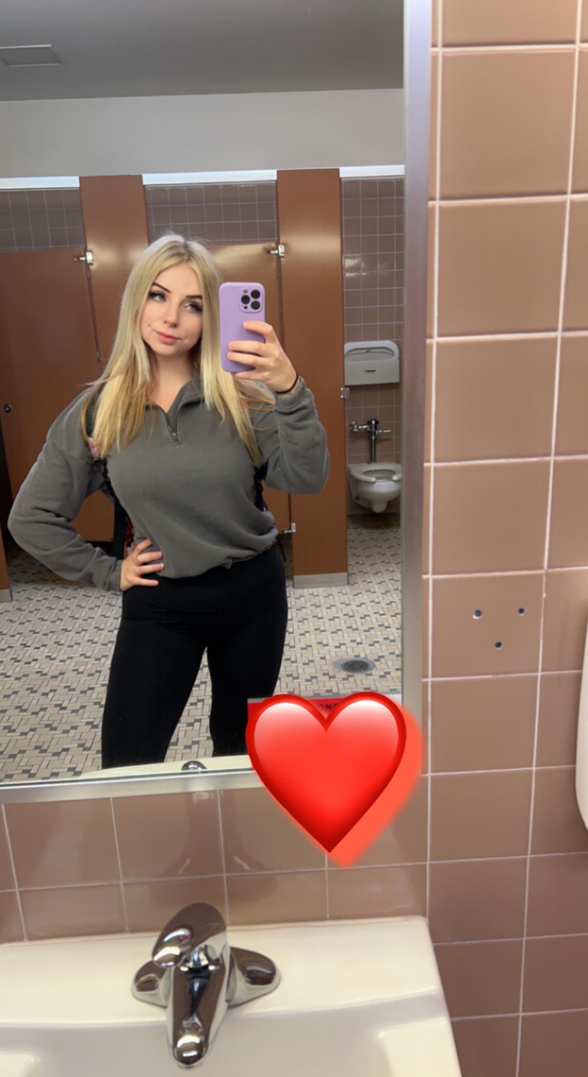 Those college bathroom selfies 🤳(24) : selfie