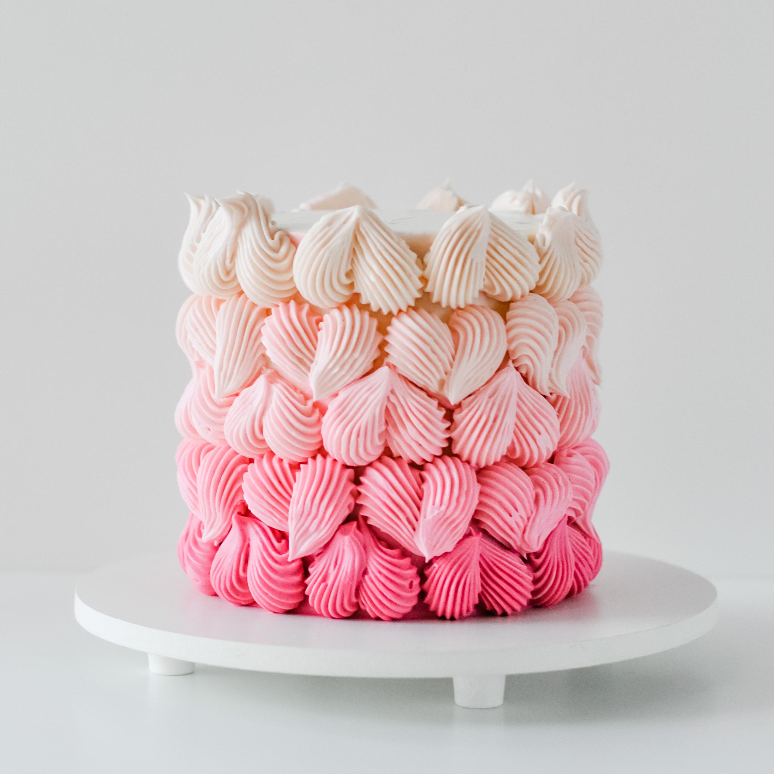 A buttercream ombré heart cake to celebrate Valentine’s Day! Happy Valentine’s Day Everyone! r