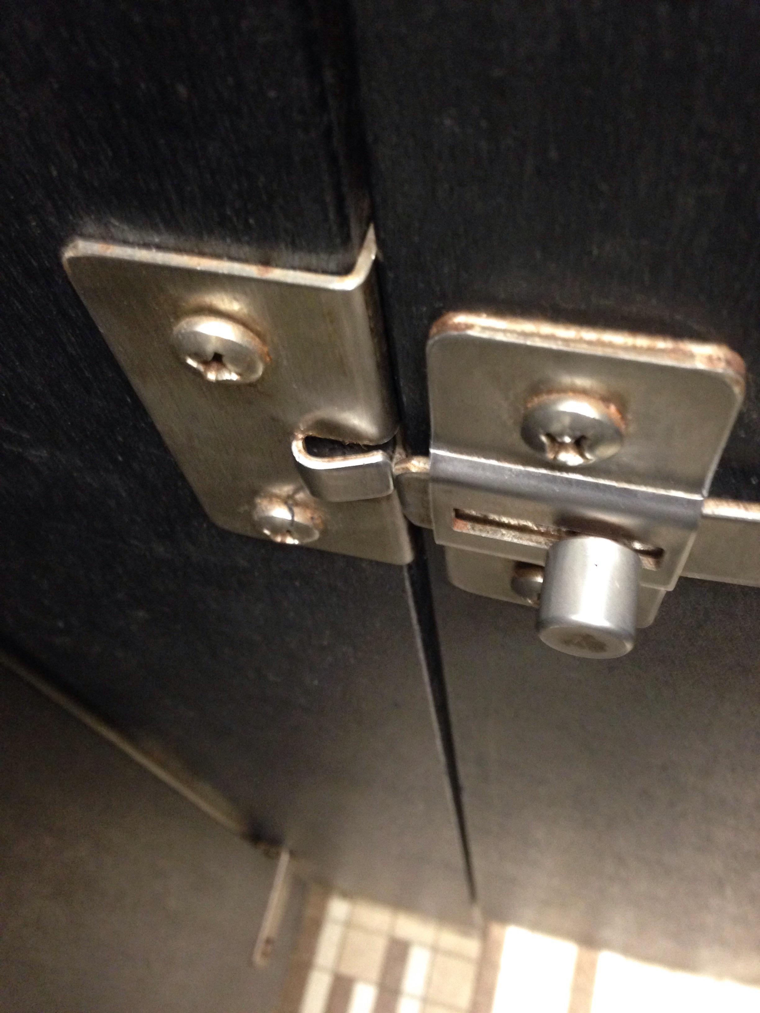 This lock on this bathroom stall door r/mildlyinfuriating