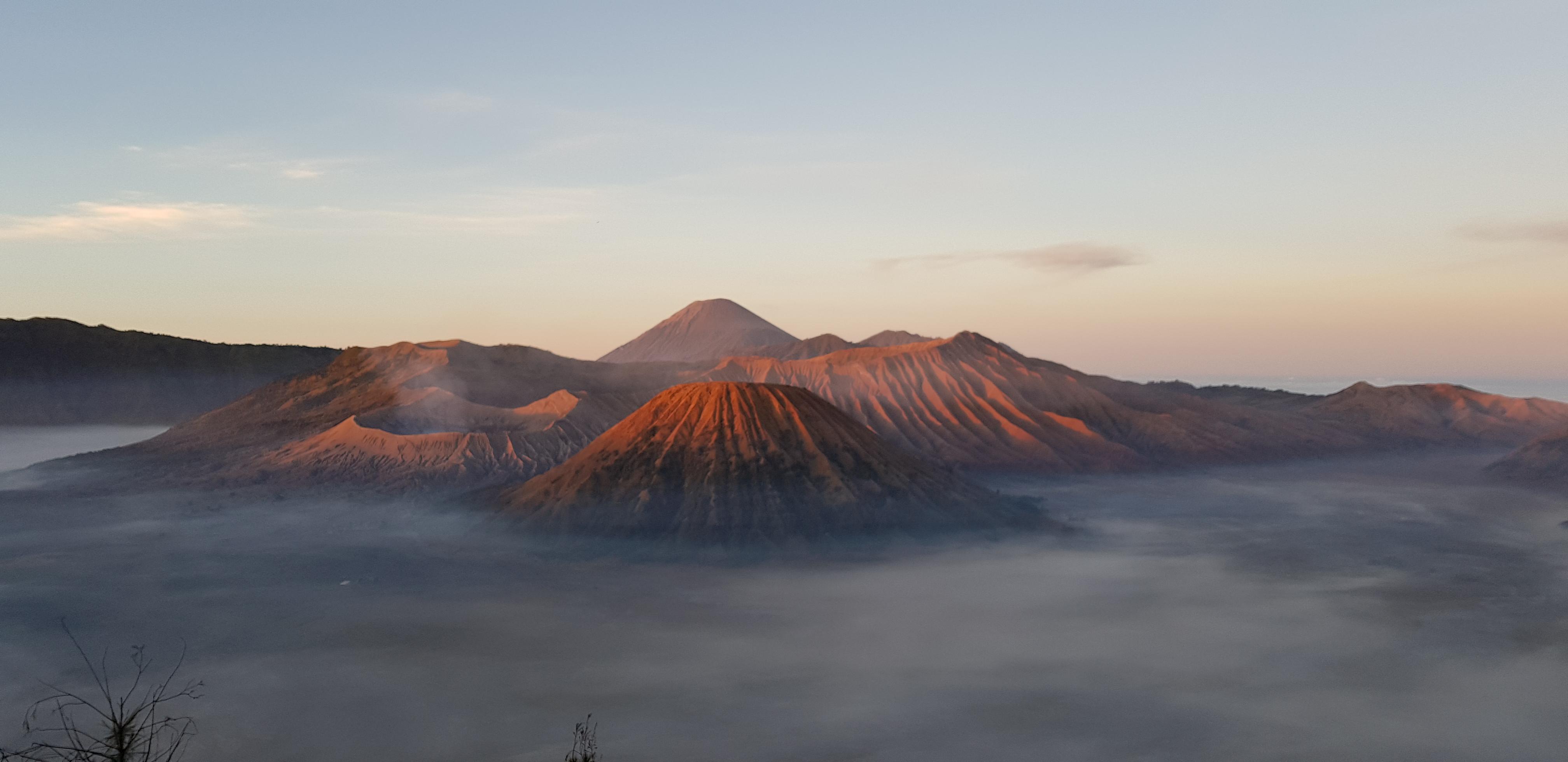 Bromo volcano, Java Indonesia [OC] [4032x1960] r/EarthPorn