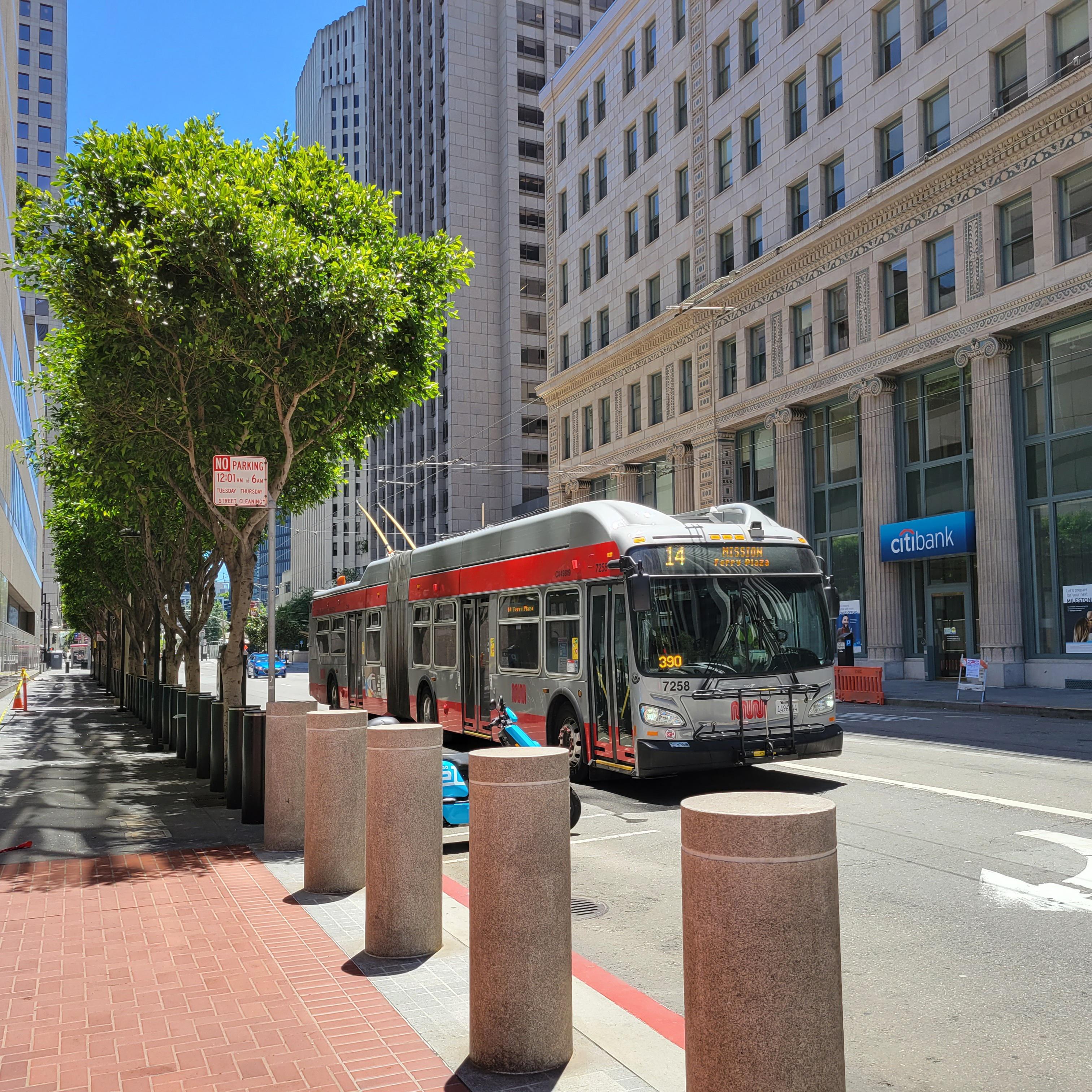 San Francisco Muni New Flyer XT60 Trolleybus r/bus