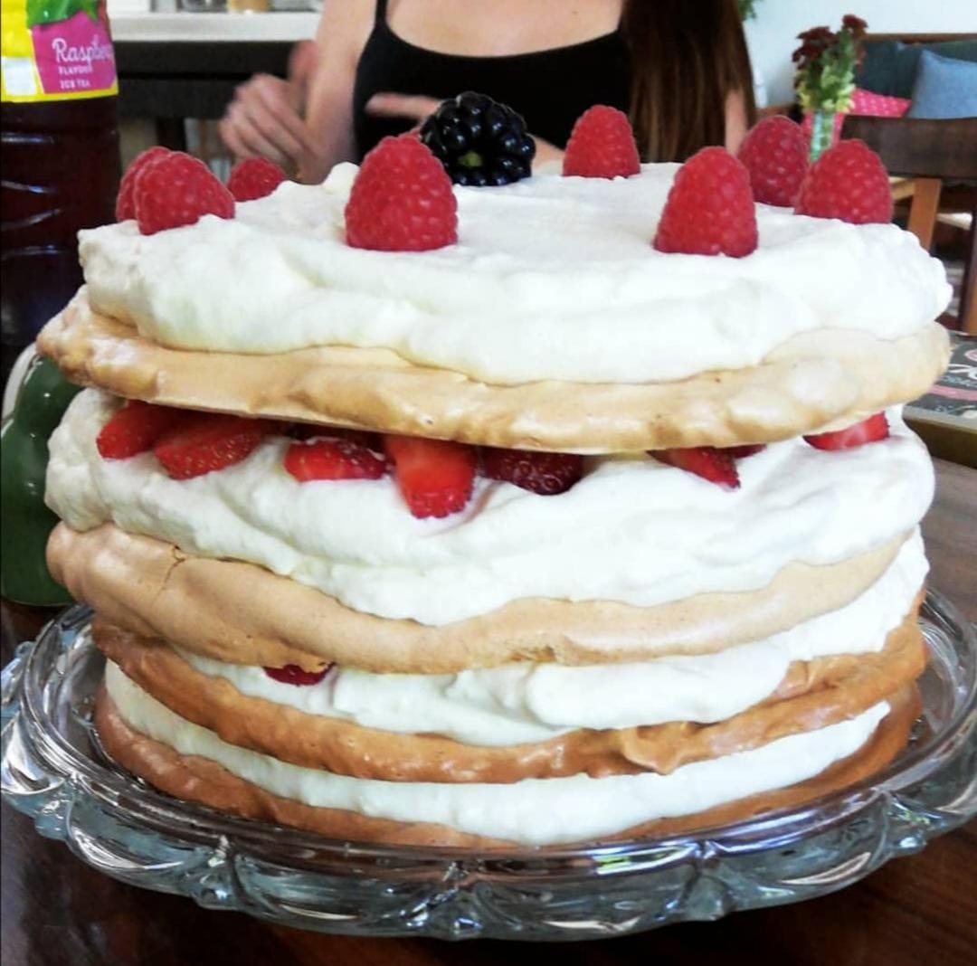 [Homemade] Strawberry Meringue Birthday Cake r/food