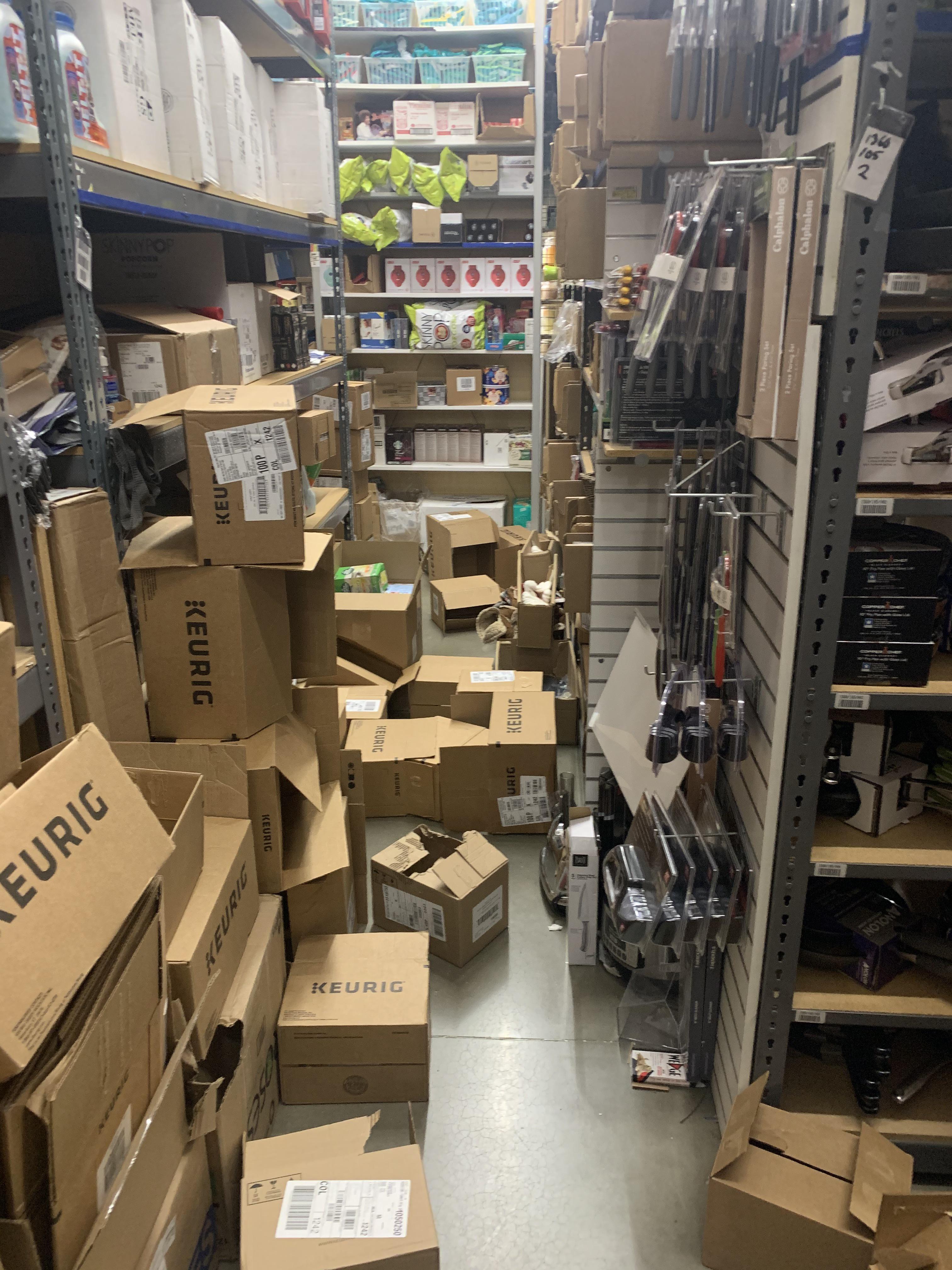 Walk into work on Christmas Eve like... r/retail