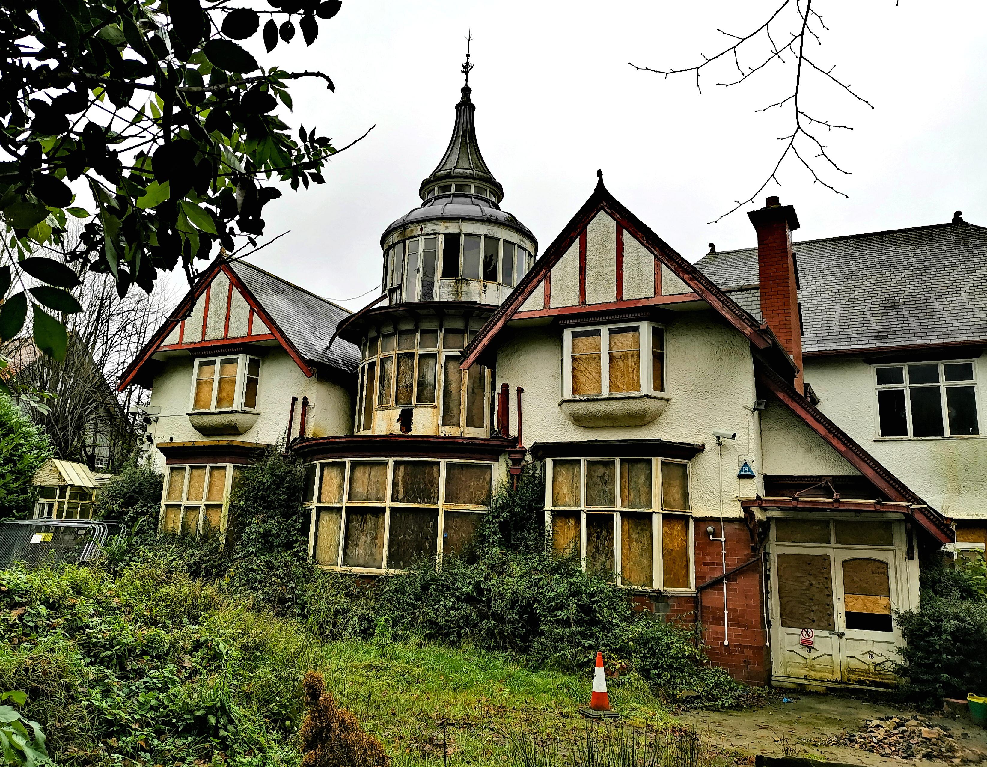 🏚️Abandoned 12 bedroom mansion 'Pineheath House' in Harrogate, England