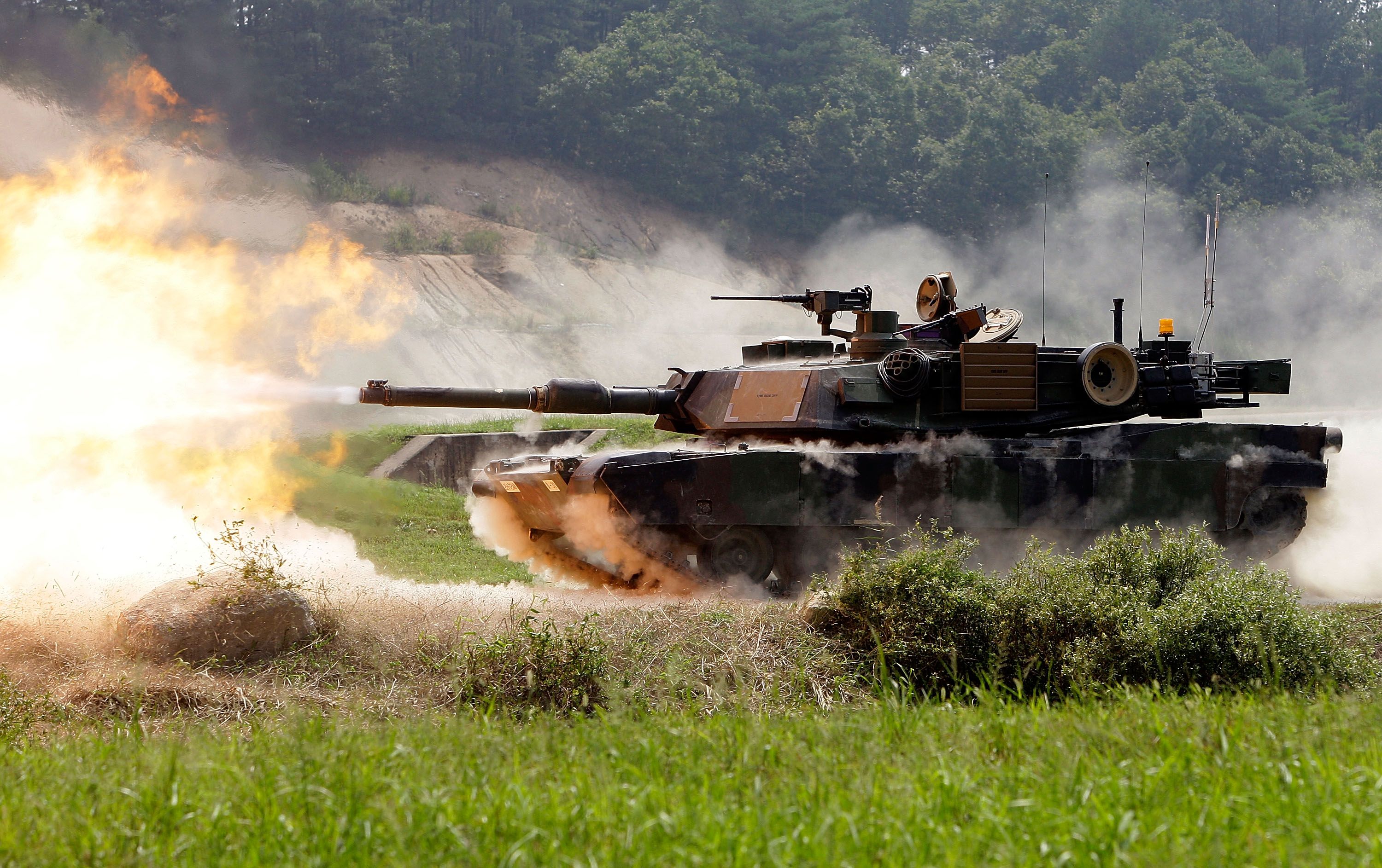 M1A2 Abrams SEP firing.[3000x1886] r/MilitaryPorn