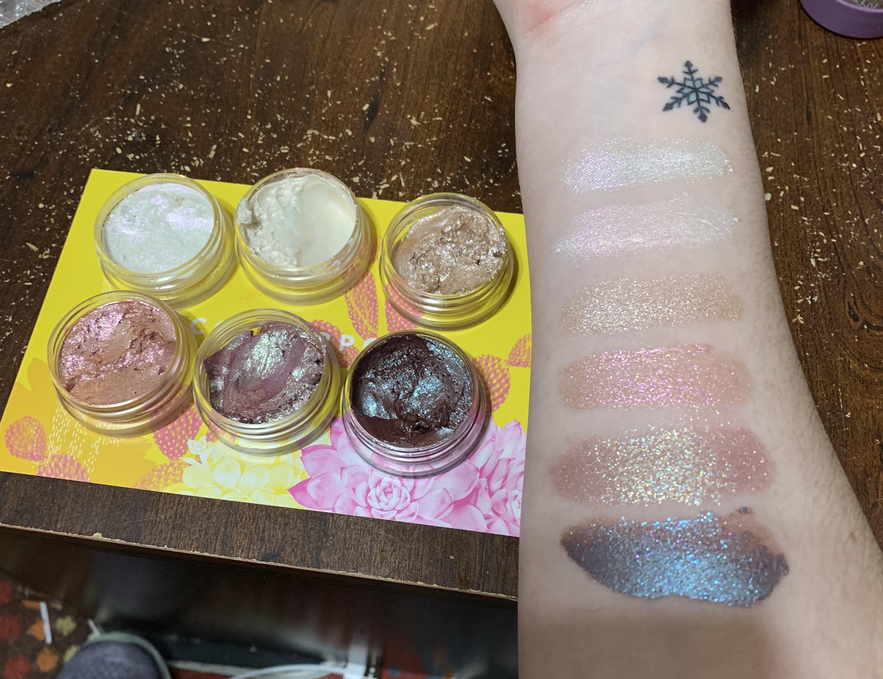 Colourpop Jelly Much Shadows. Indoor lighting. Light skin. Finger