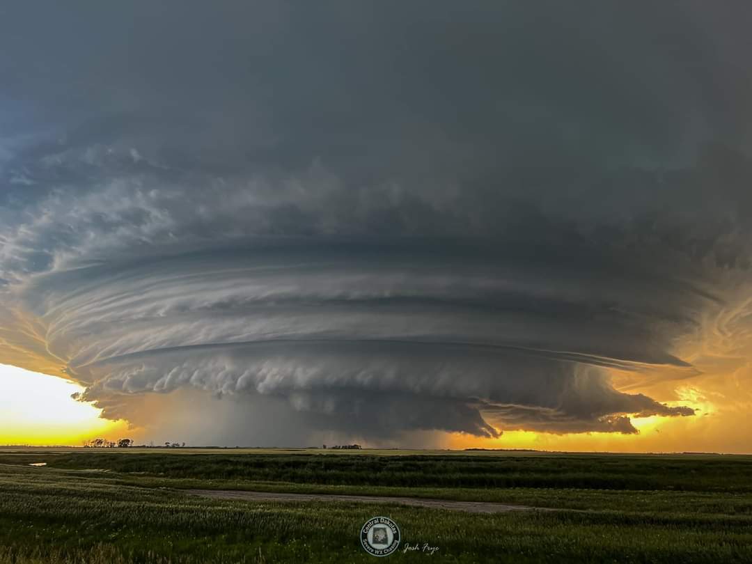 Taken Near Glenburn, ND, last night r/WeatherPorn