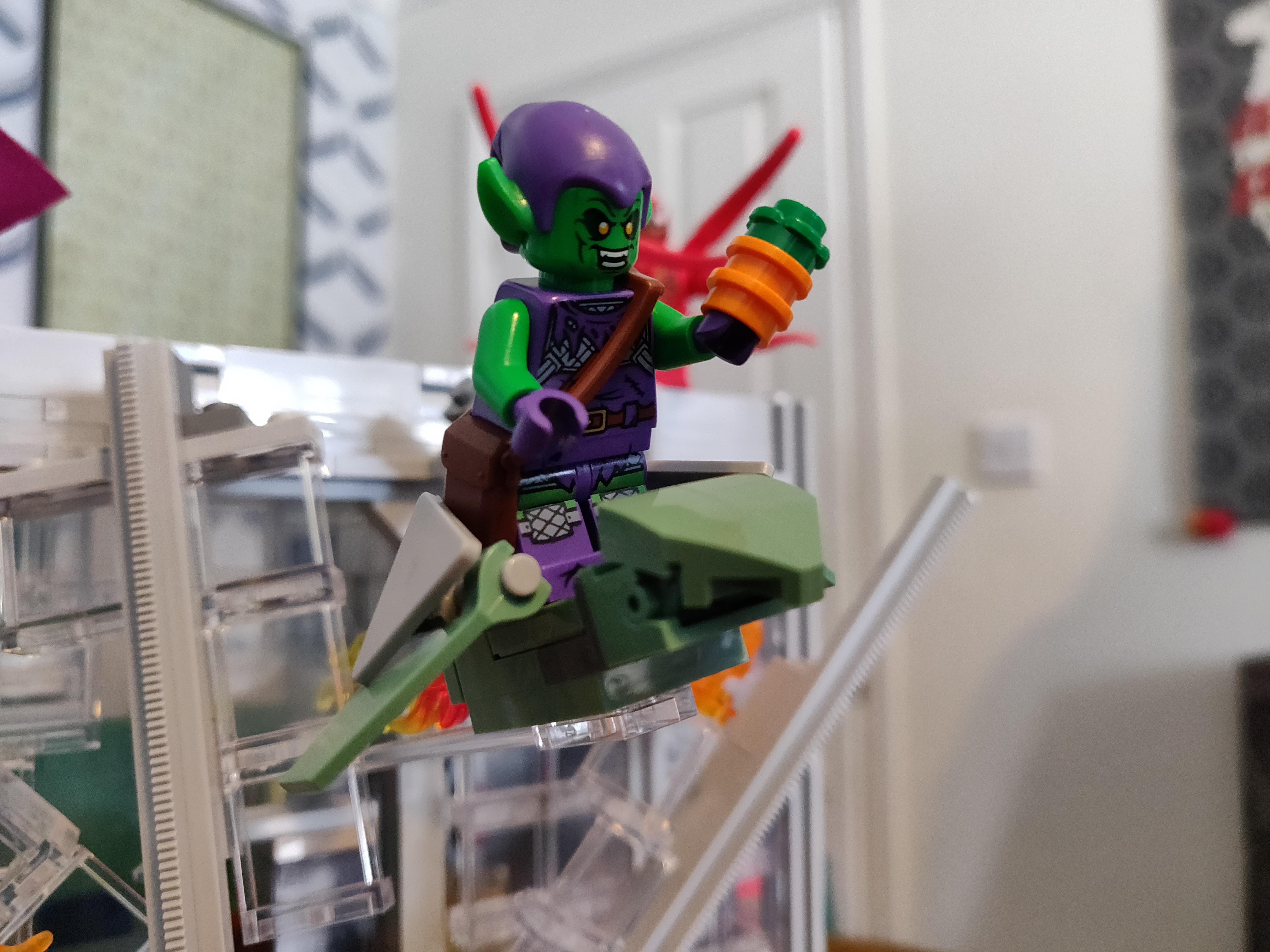 Noticed the Green Goblin was missing his trademark pumpkin bombs in the Daily Bugle set. Thought