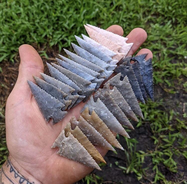This is what a handful of stone arrowheads looks like r/pics