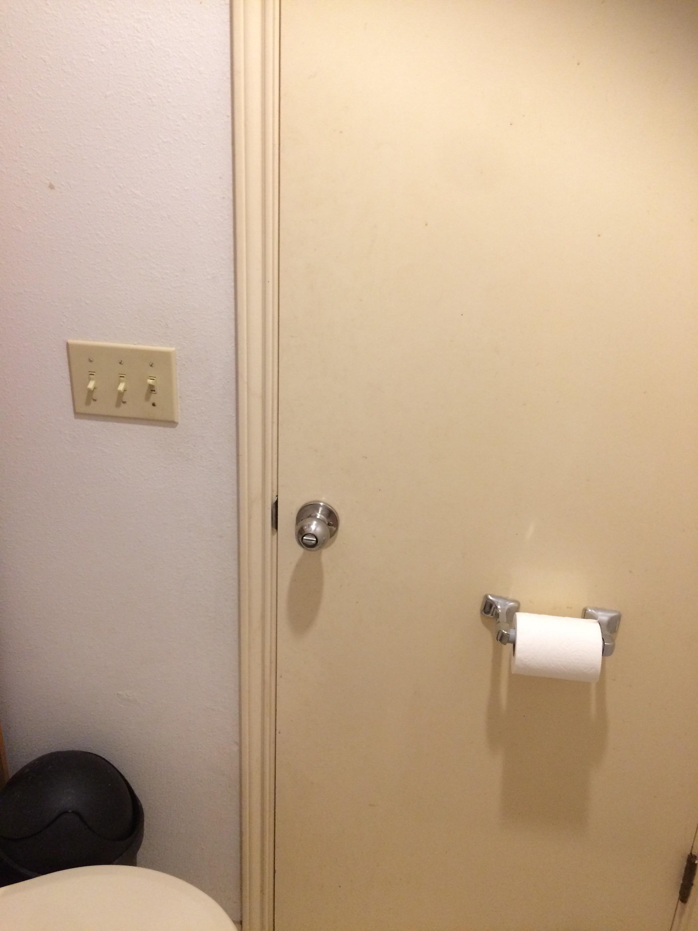 The location of the toilet paper in this bathroom r/CrappyDesign