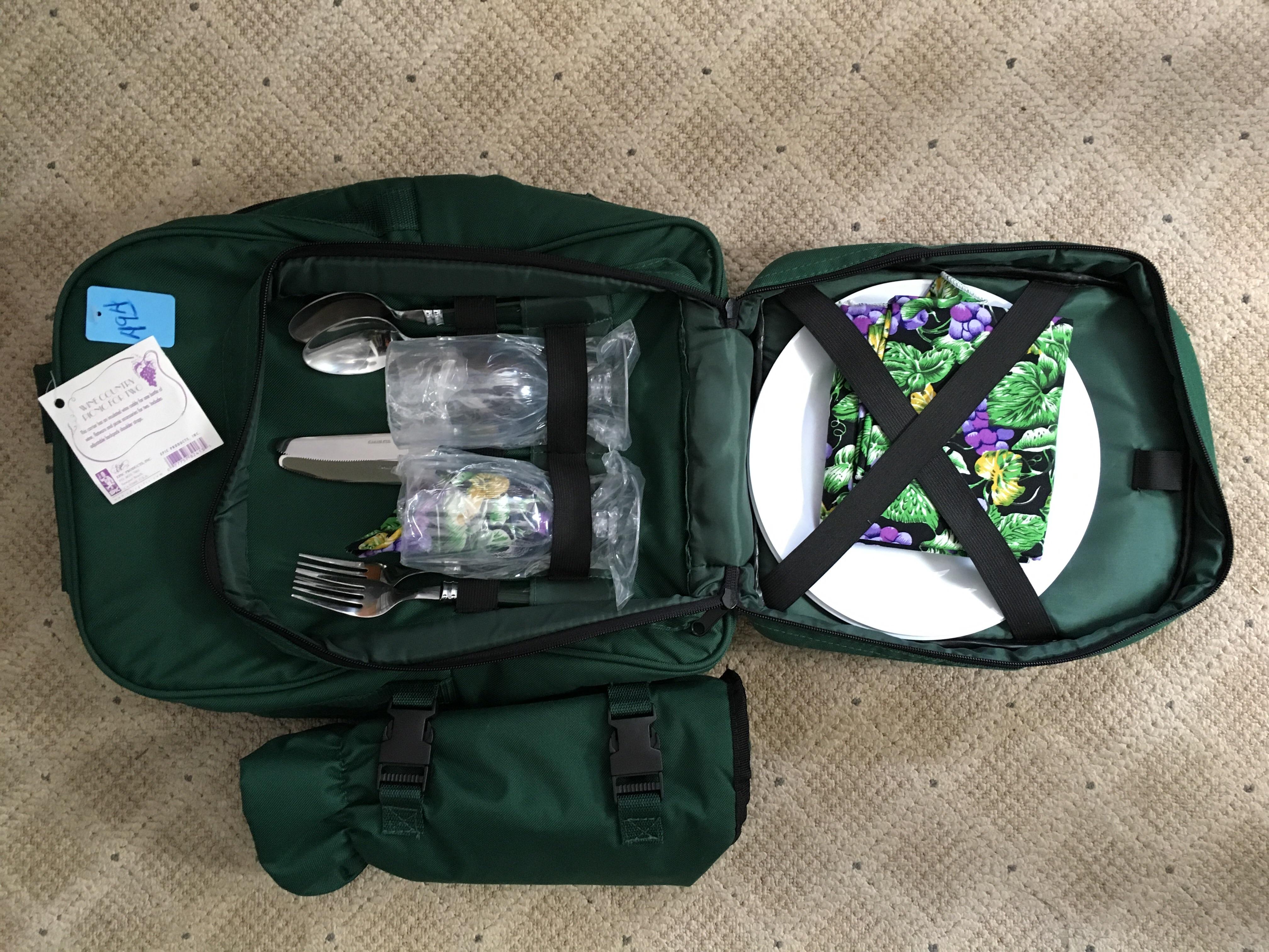 NWT insulated picnic backpack with attached wine bottle holder 2.50