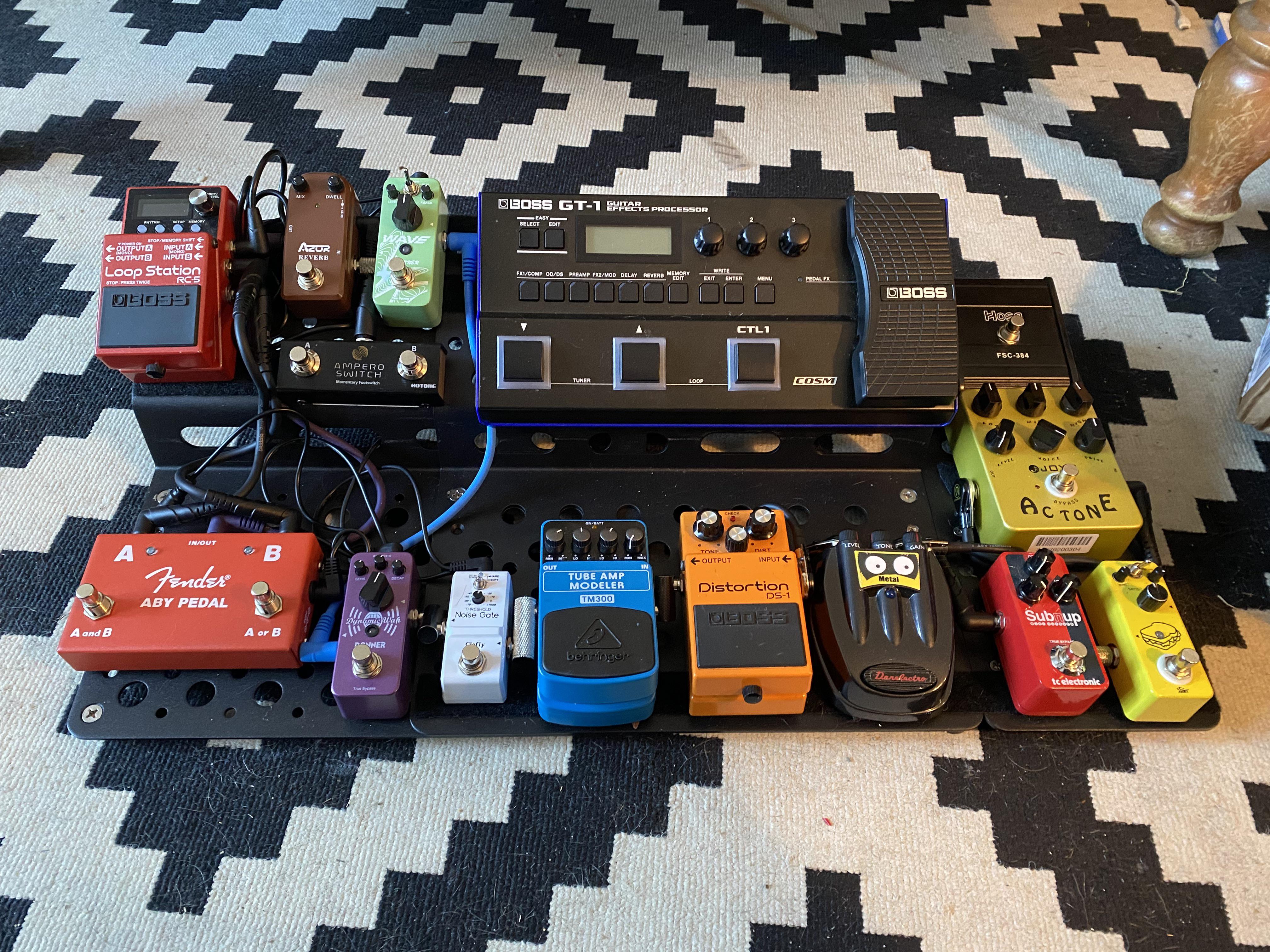 Christmas Gift from my GFF my first proper pedal board! (Holeyboard