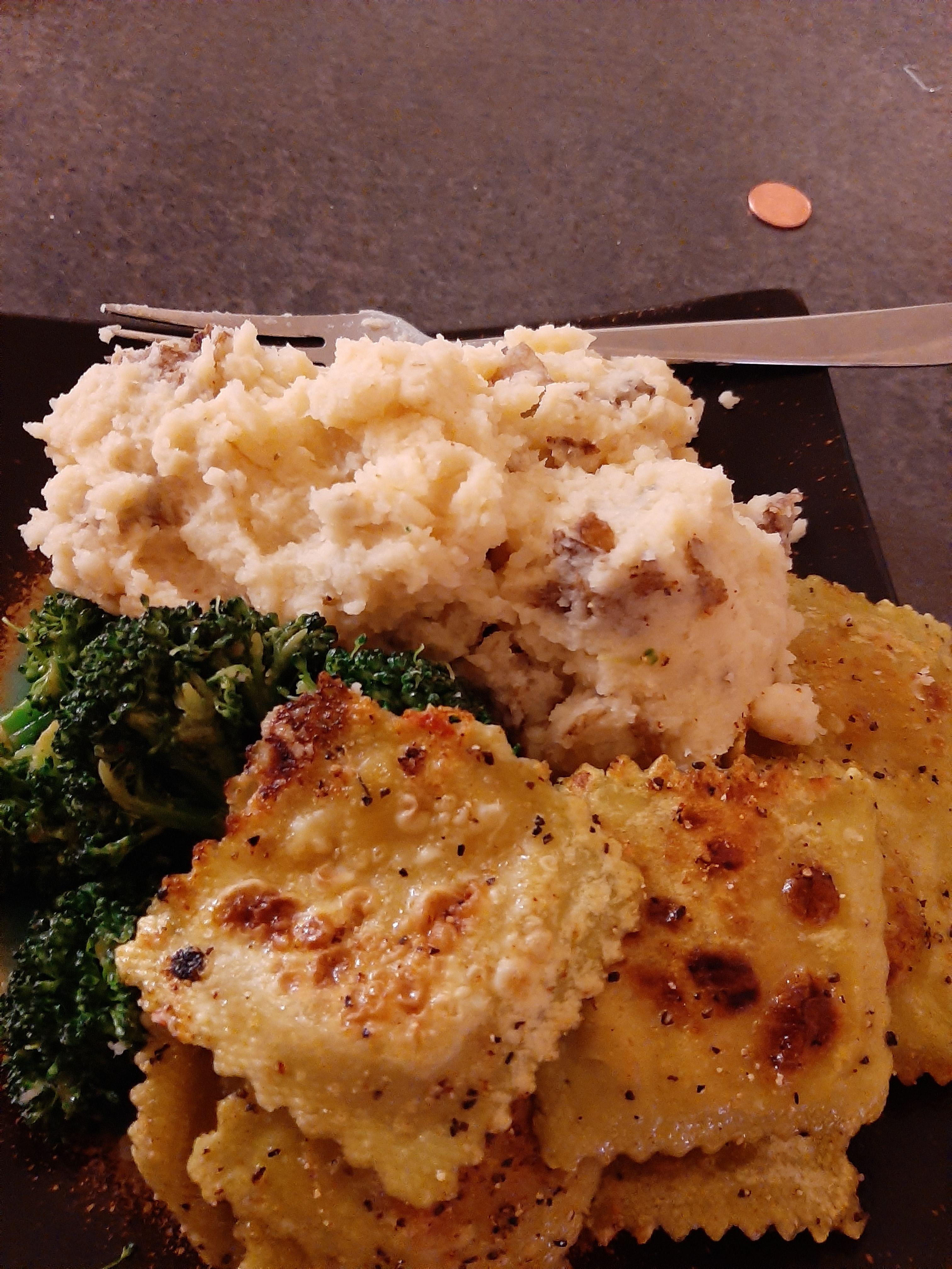 [Homemade] Sundried tomatoes and goat cheese ravioli, mash potatoes