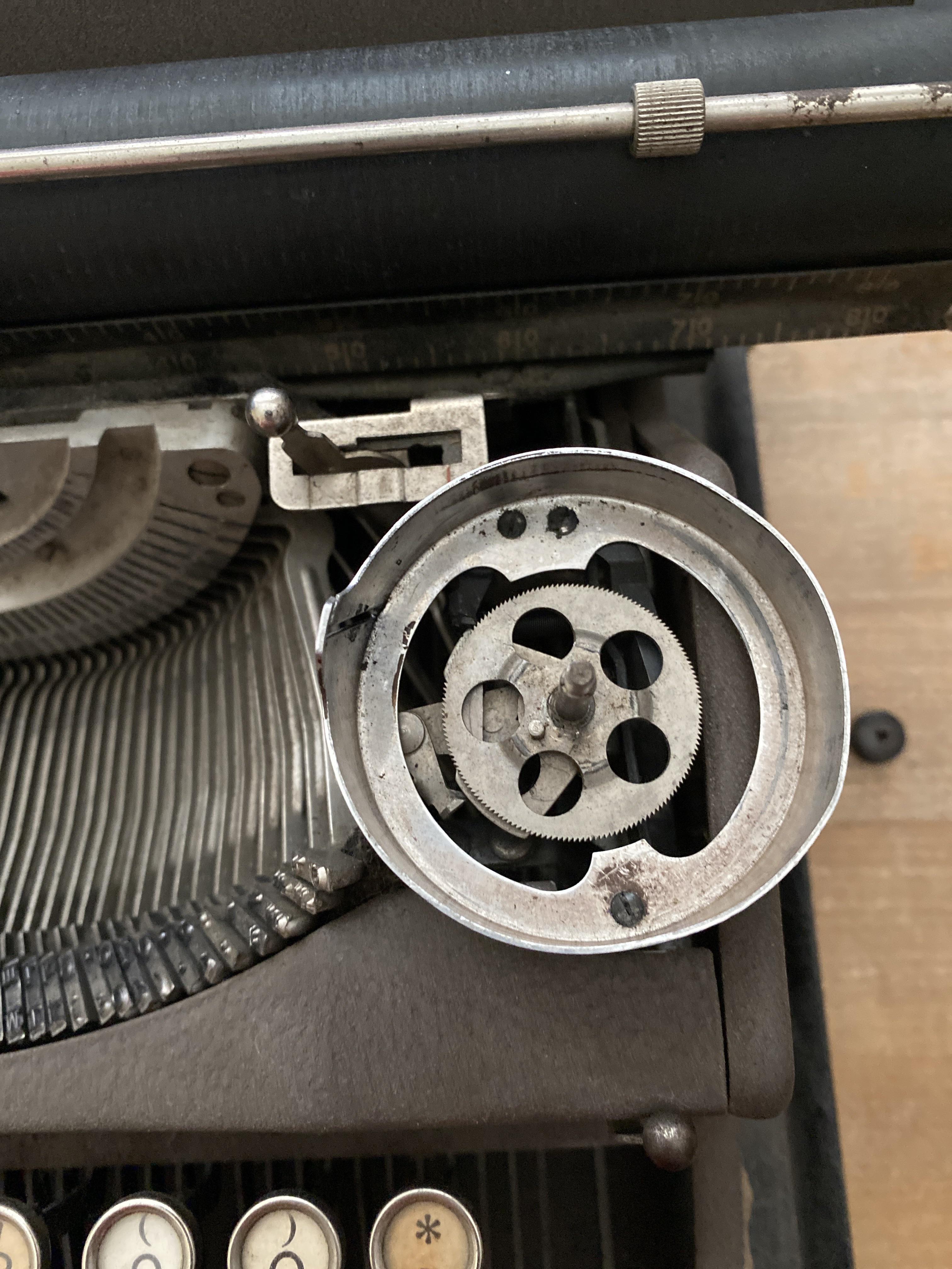 On this old typewriter I found the arm that’s supposed to move the ink