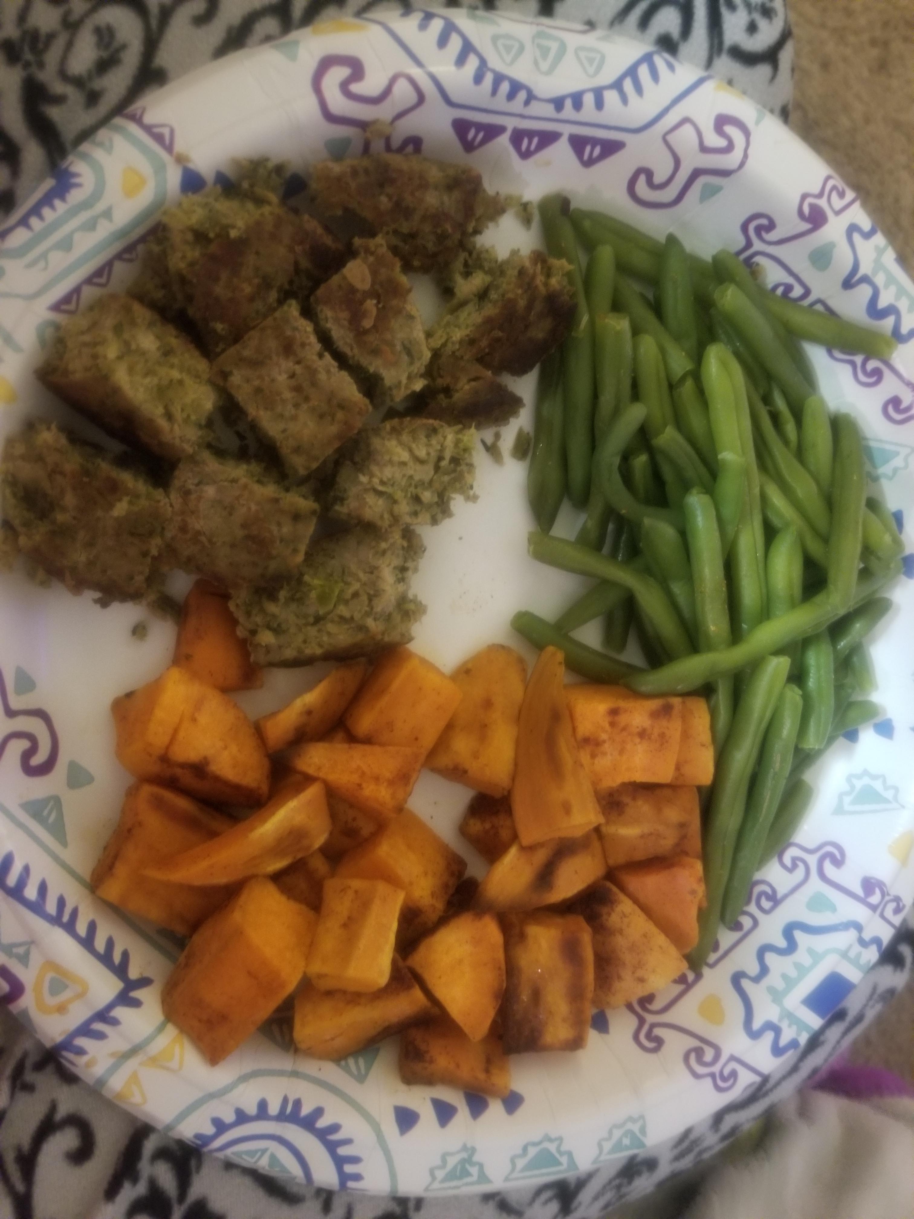 Turkey, spinach, & kale patty, 7oz of roasted sweet potatoes, 1 cup of
