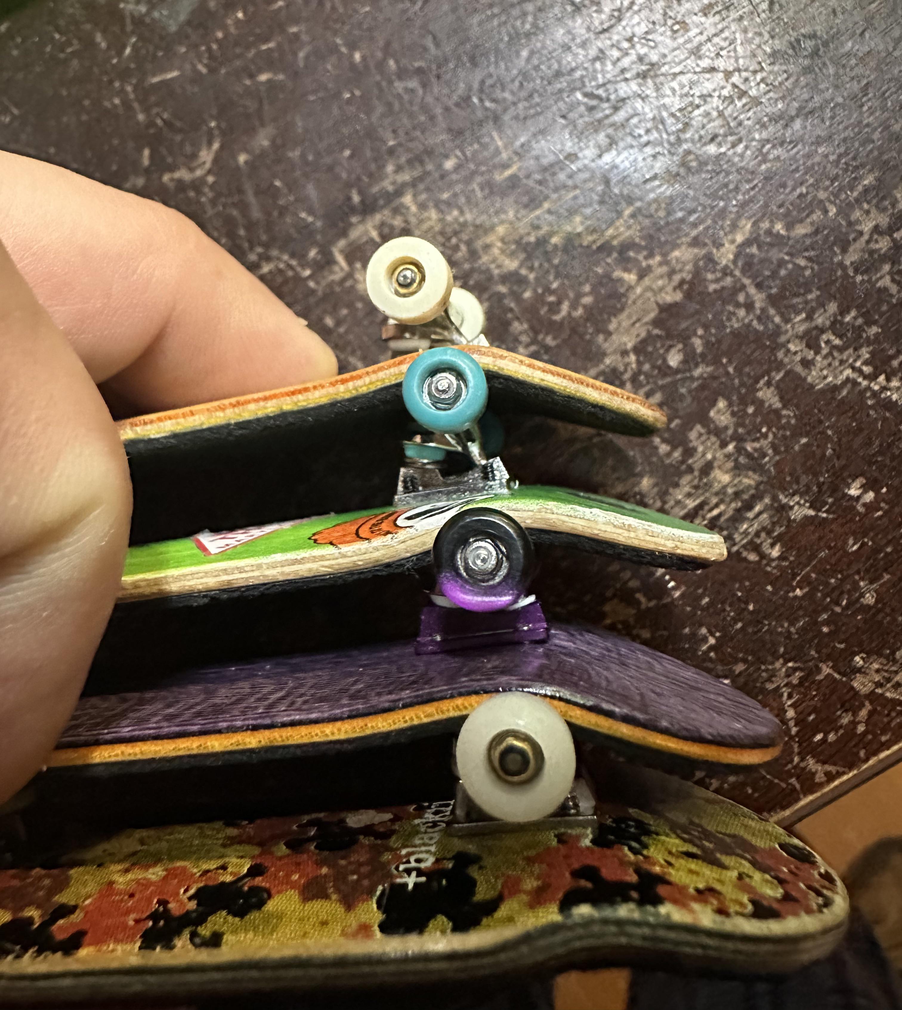 Fingerboard friends. Wheels. Do we like grippy ? Do we like slippy? And