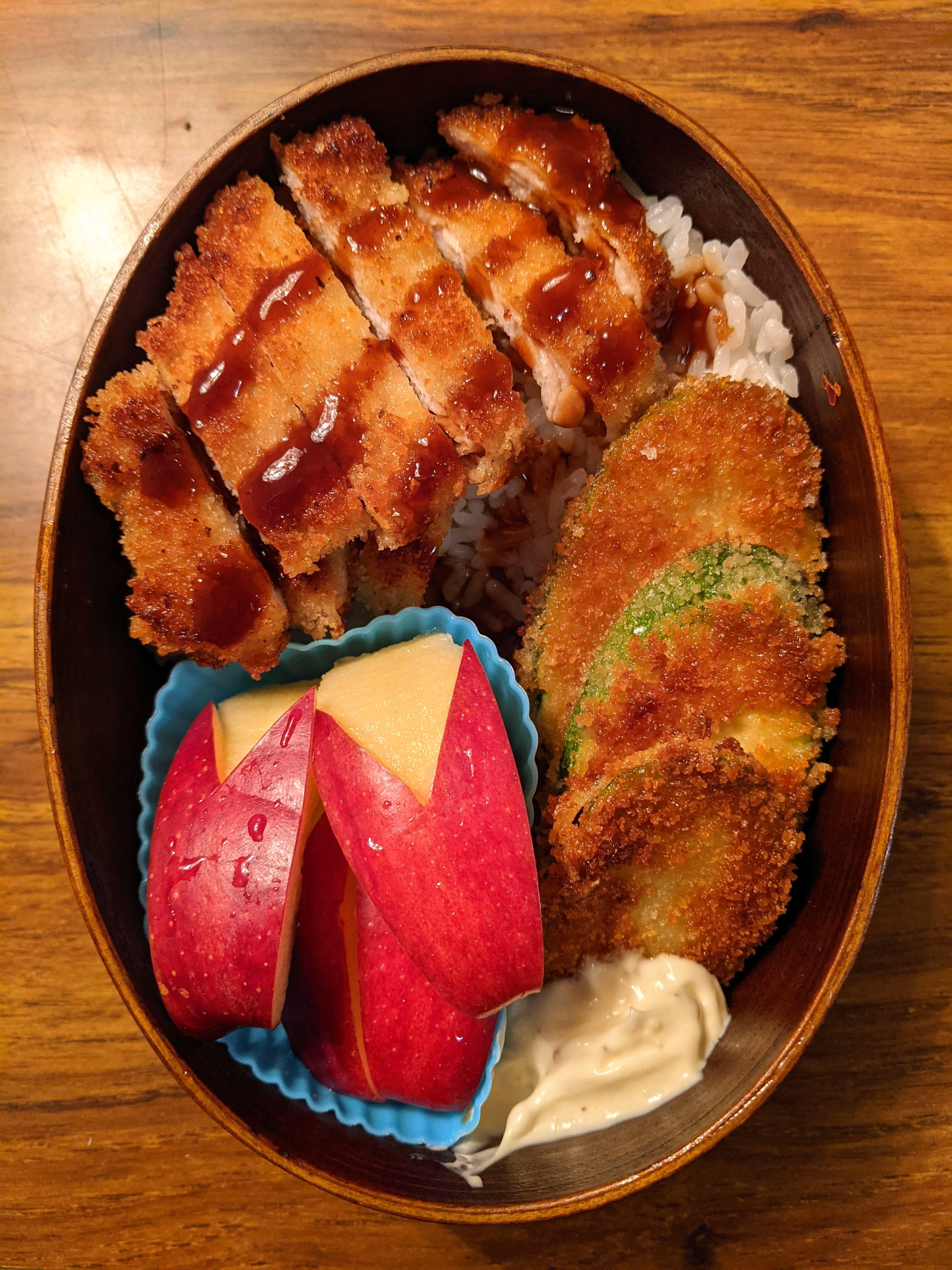 Today's lunch bento Tonkatsu, zucchini, and apple bunnies r/Bento