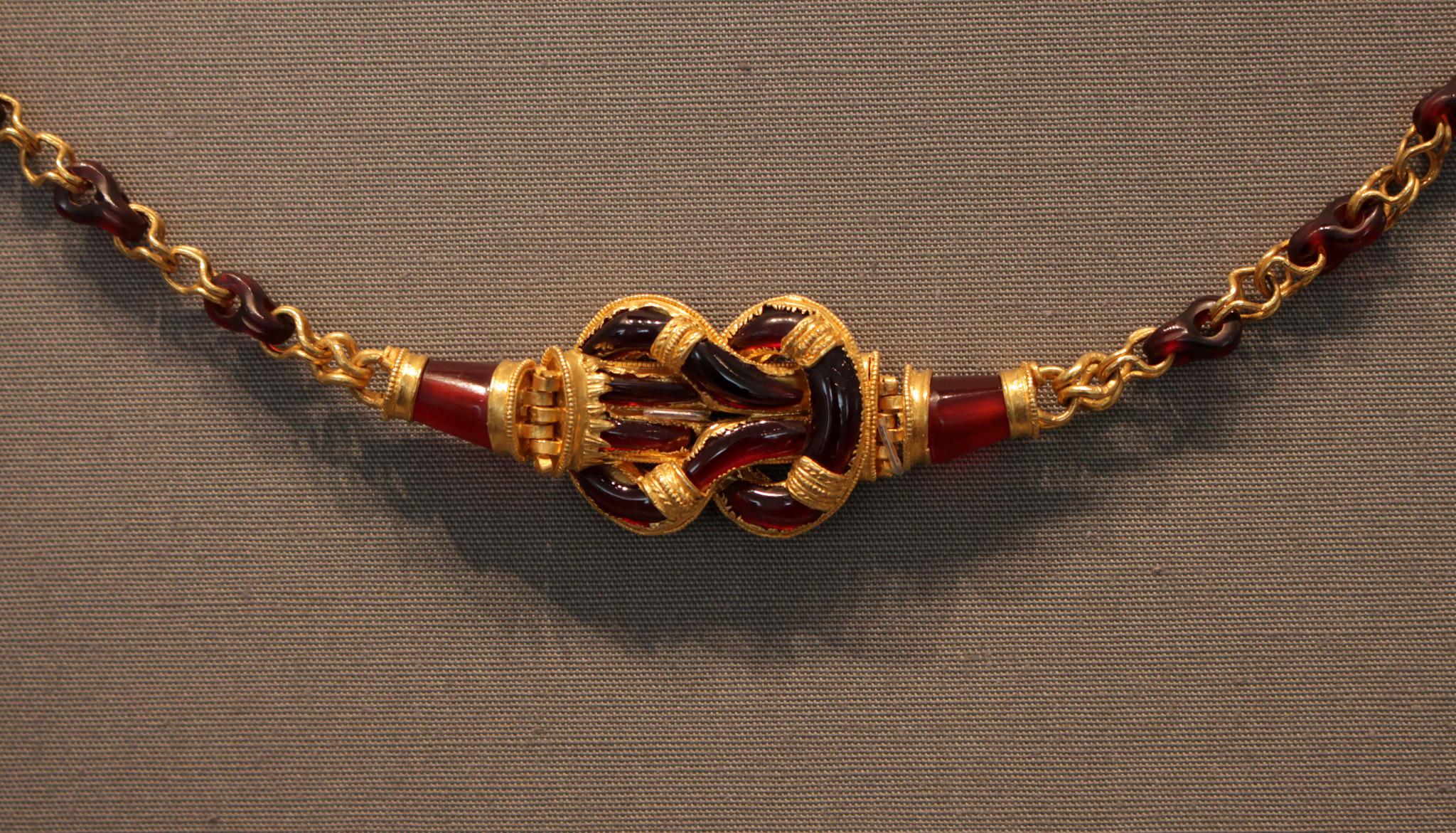 Ancient Greek Gold Necklace with the “Herakles knot”, ca. 230210 BCE