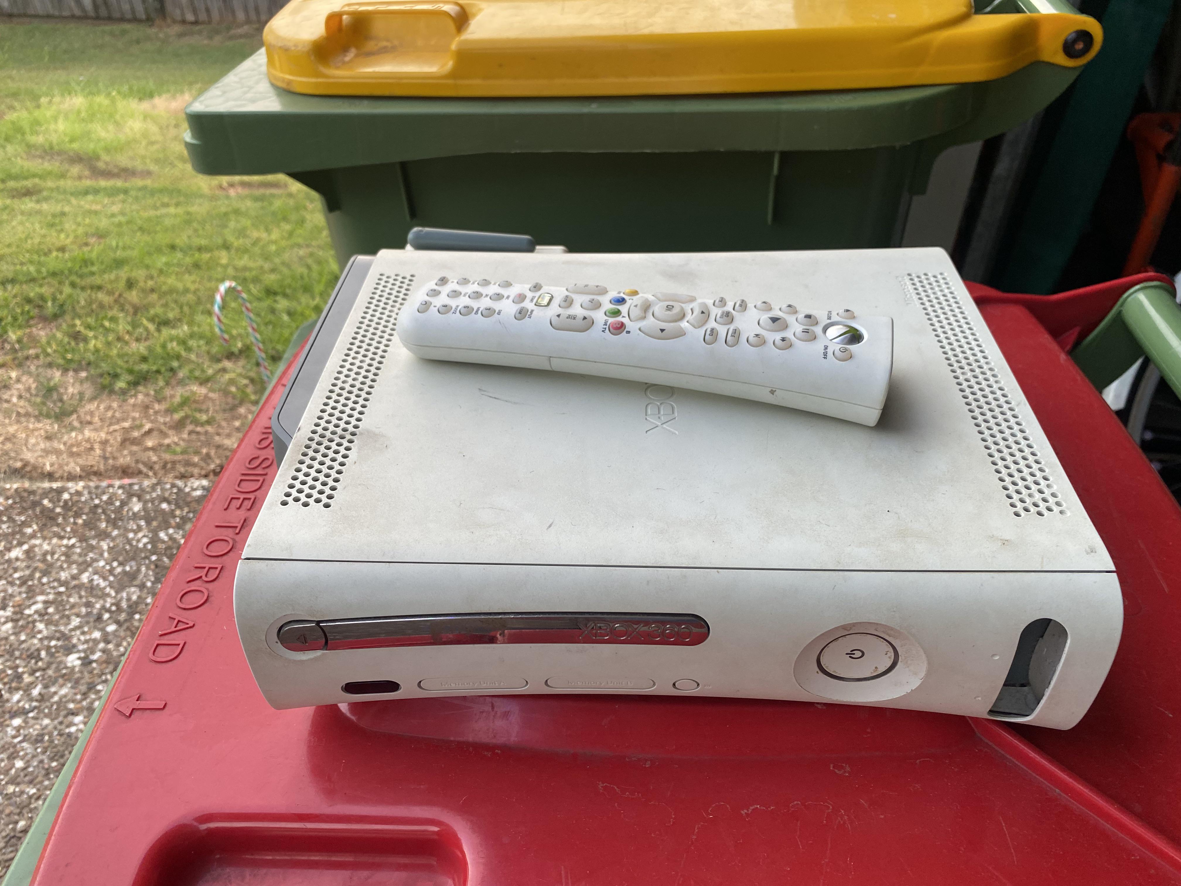 Grabbed my old 360 with the 20GB HDD out of storage. r/xbox360