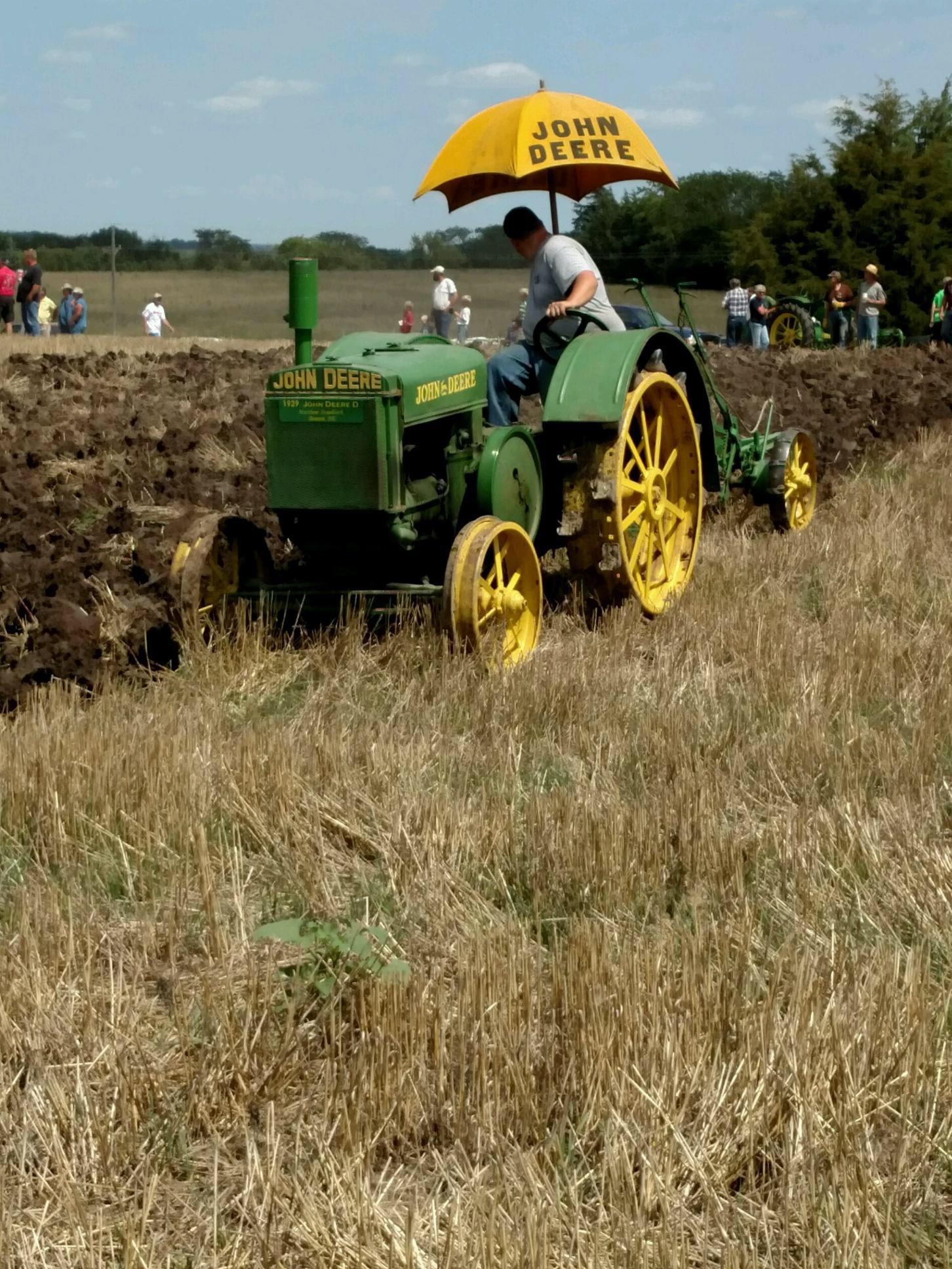 Posting old tractors. Plowing with my 1929 D r/farming