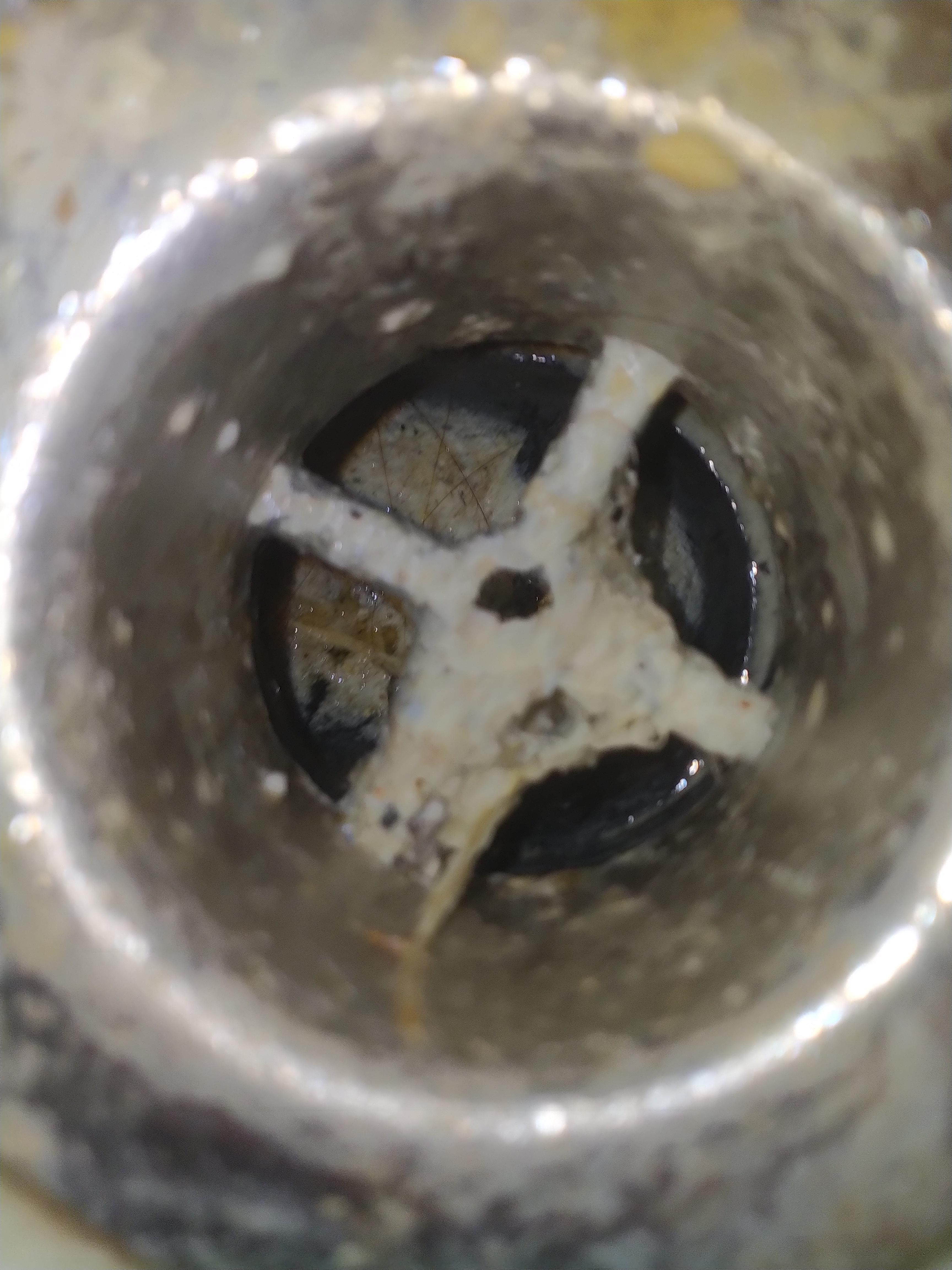 Kitchen sink draining into my bathrub r/Plumbing