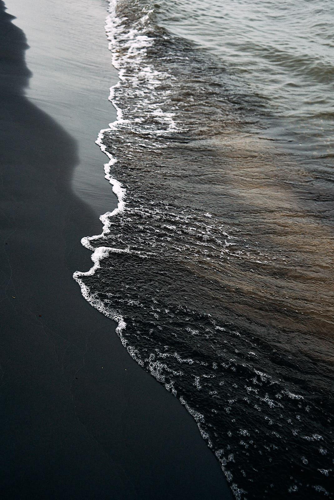 Black sand beach on Lake Michigan [OC] [1070x1600] r/EarthPorn