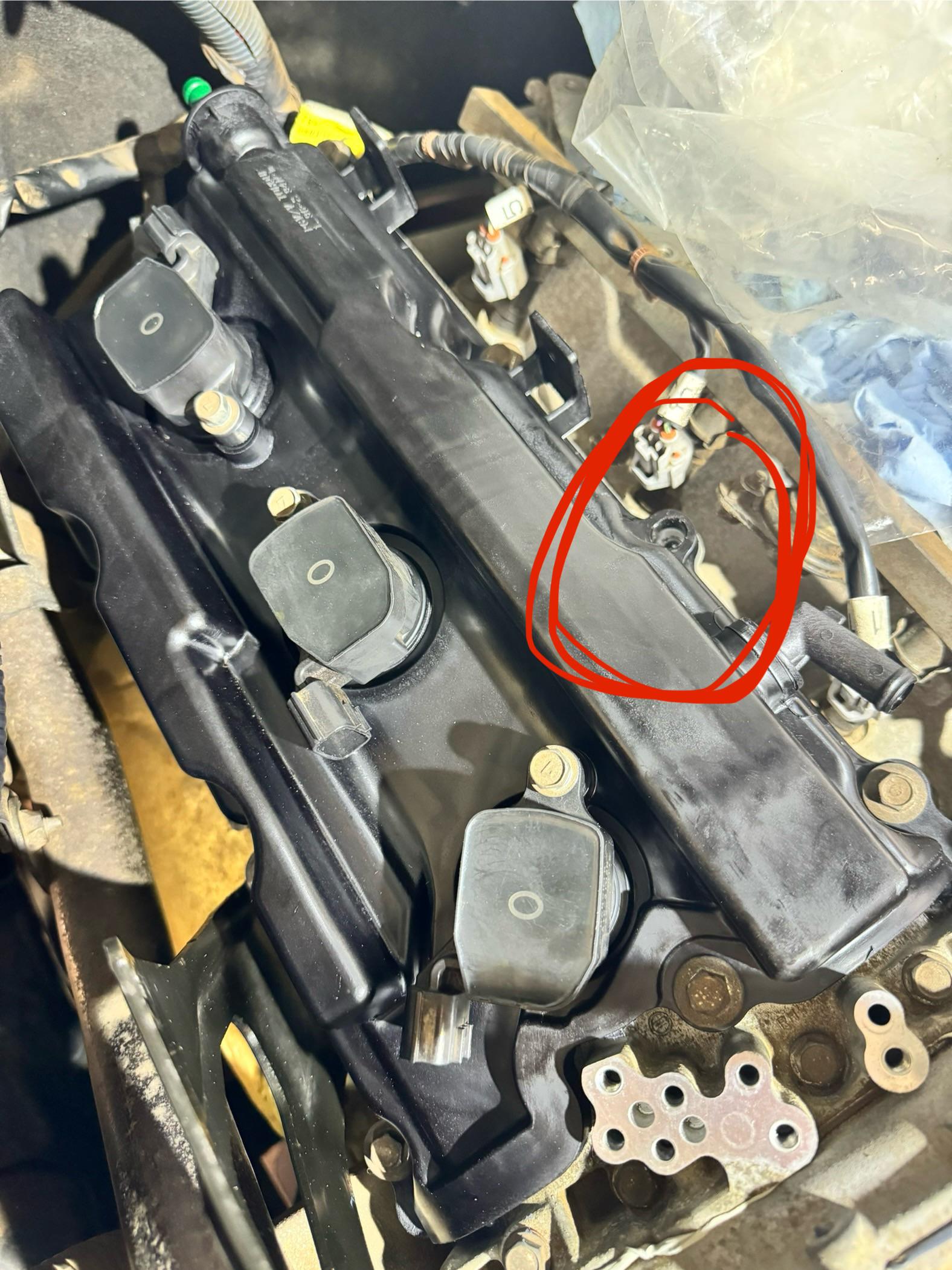 Broken valve cover bolt r/MechanicAdvice