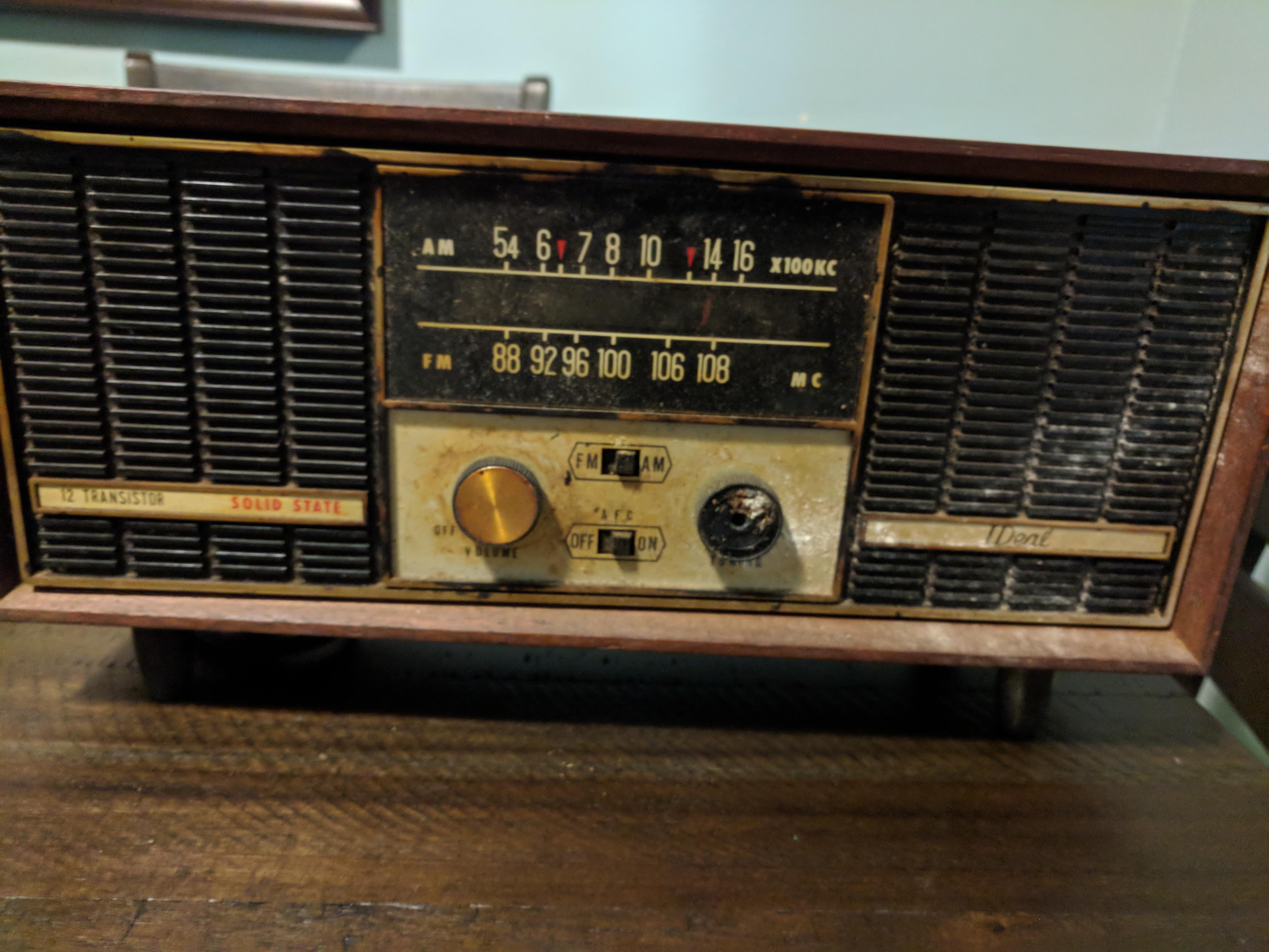 Need help identifying this vintage radio that has Japan511 on back. r