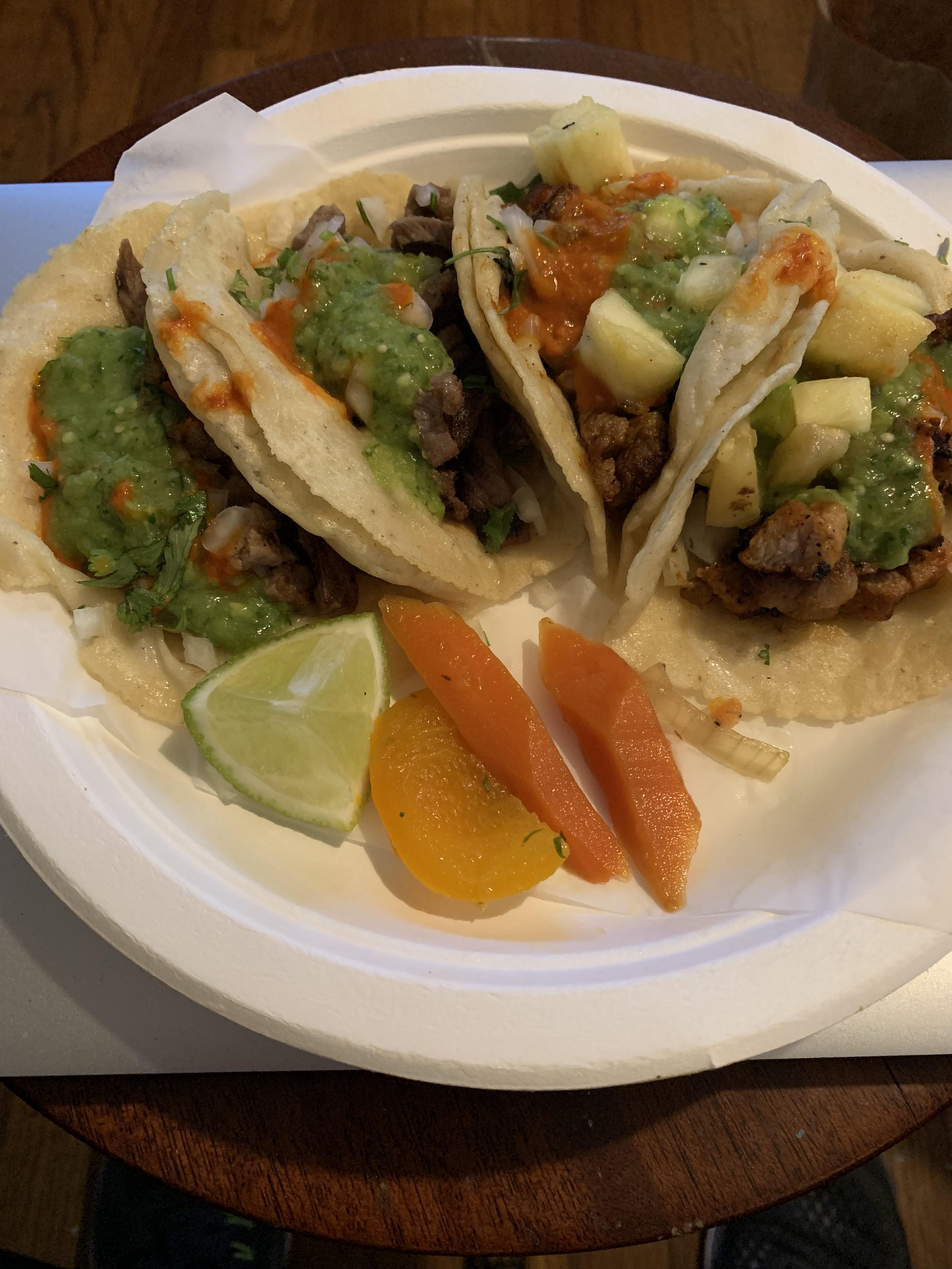 Dos tacos de carne asada y dos de pastor de zanahoria