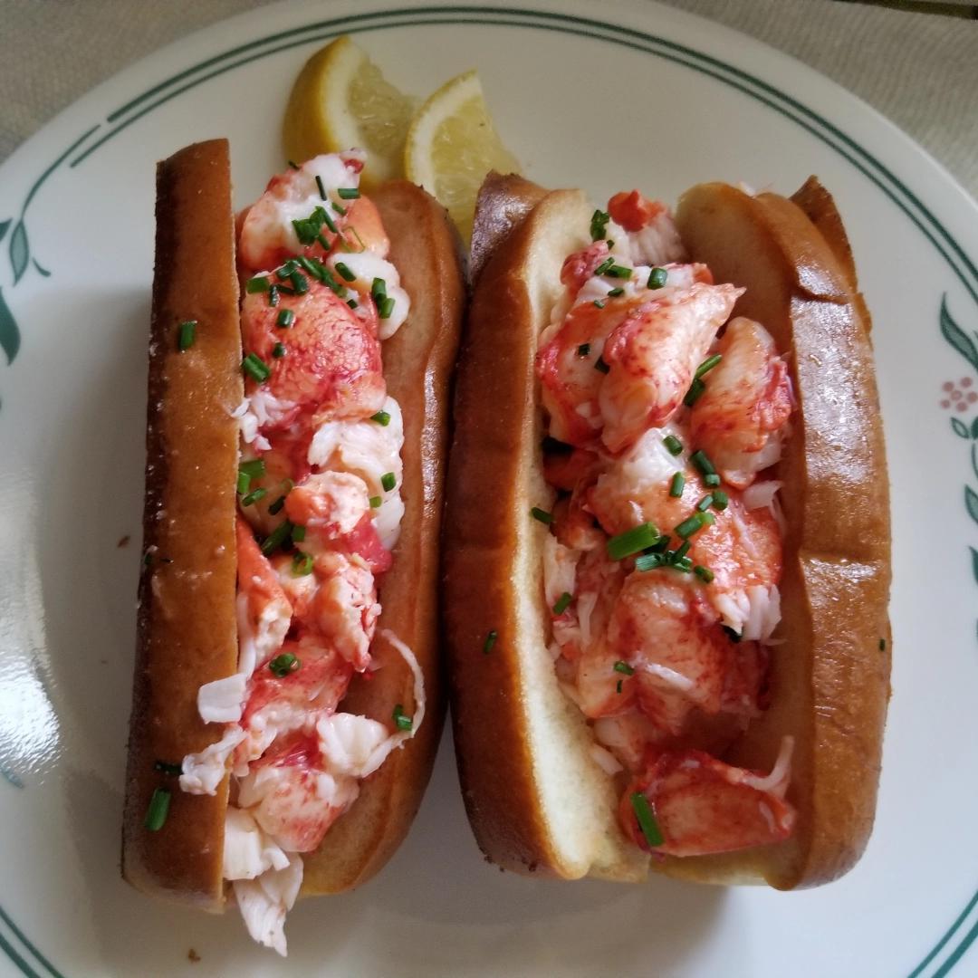 [OC] A pair of Connecticutstyle lobster rolls from the Maine Street