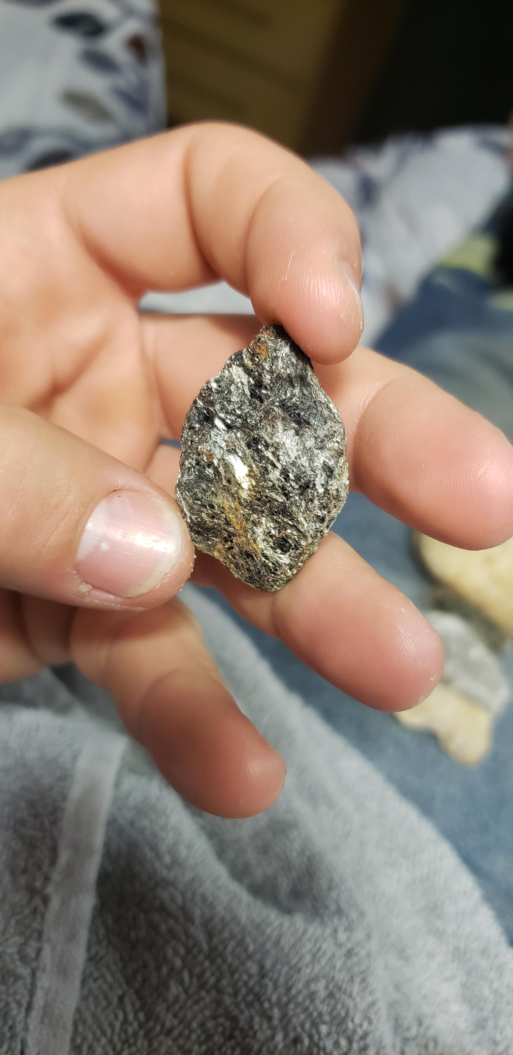 Solid, very dense and shiny rock. Anyone with a classification. Too